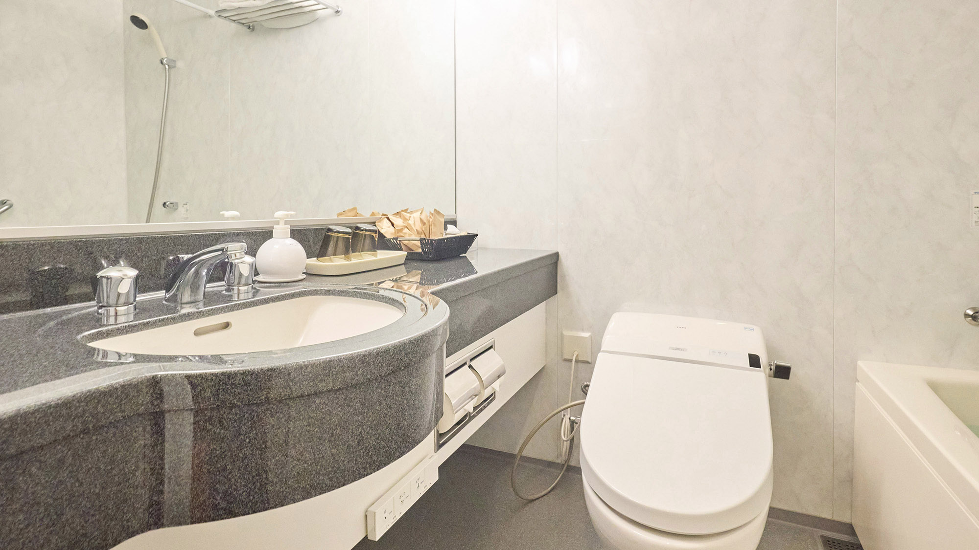 ・【浴室】お部屋に3点ユニットバスを完備。タンクレストイレで、ゆったりお使いいただけます