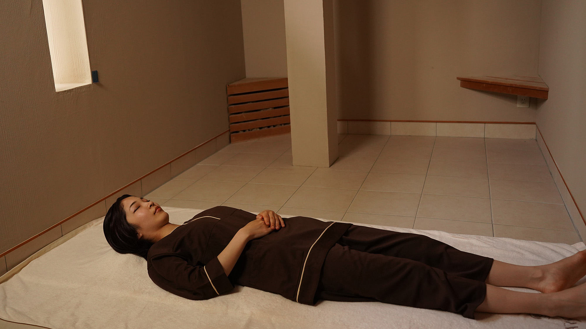 ・【ラドンルーム】呼吸や皮膚から取り込まれるラドンが細胞に働きかけ、健康増進を促します