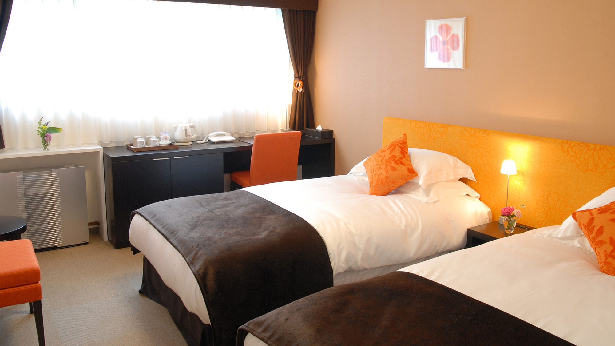 ・【客室一例】シングルベッド2台を設置しているためスペースをしっかり確保し、体を休めていただけます