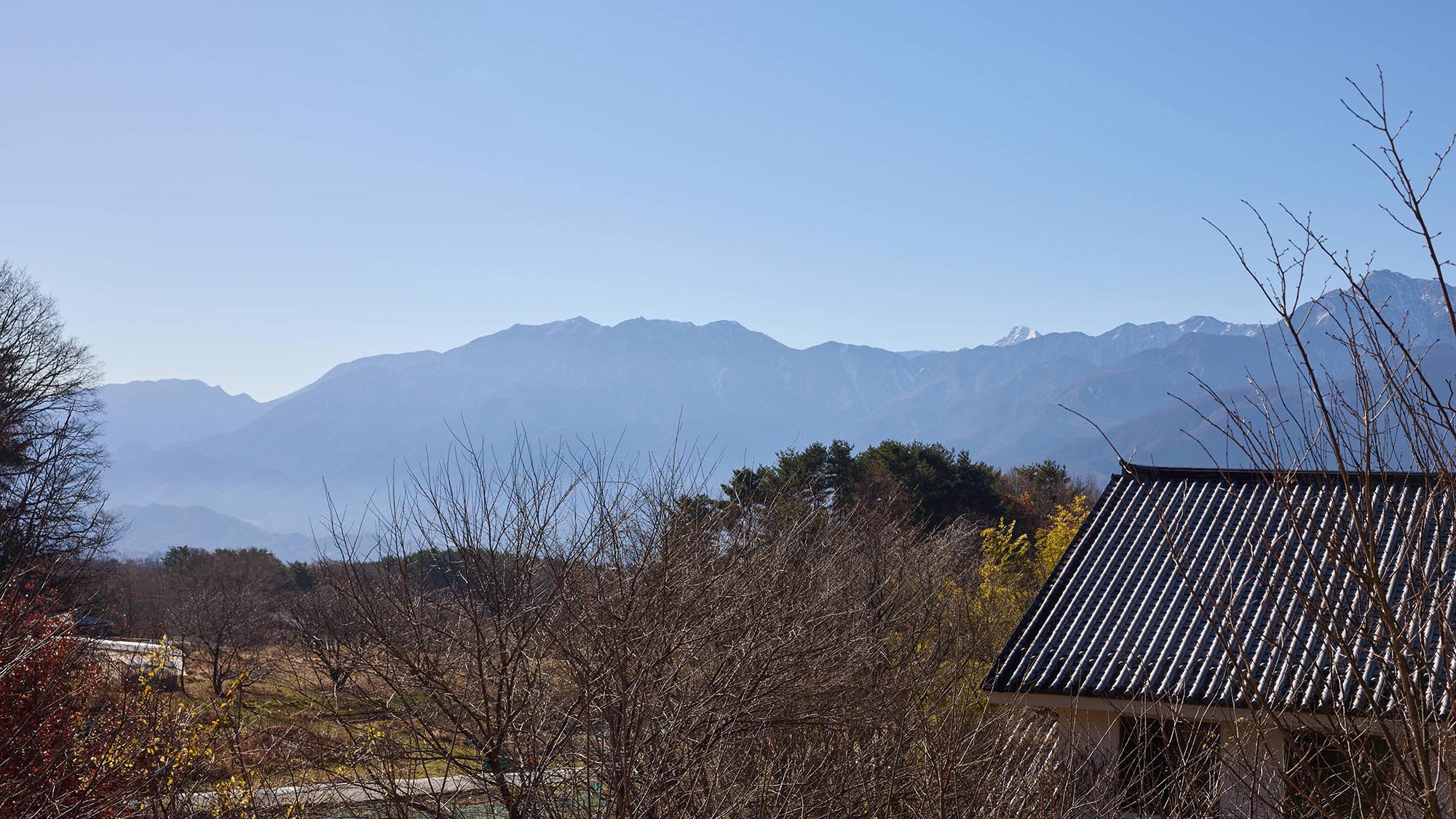 ・【景色】本館の玄関前からは、雄大な南アルプスの景色を望むことができます
