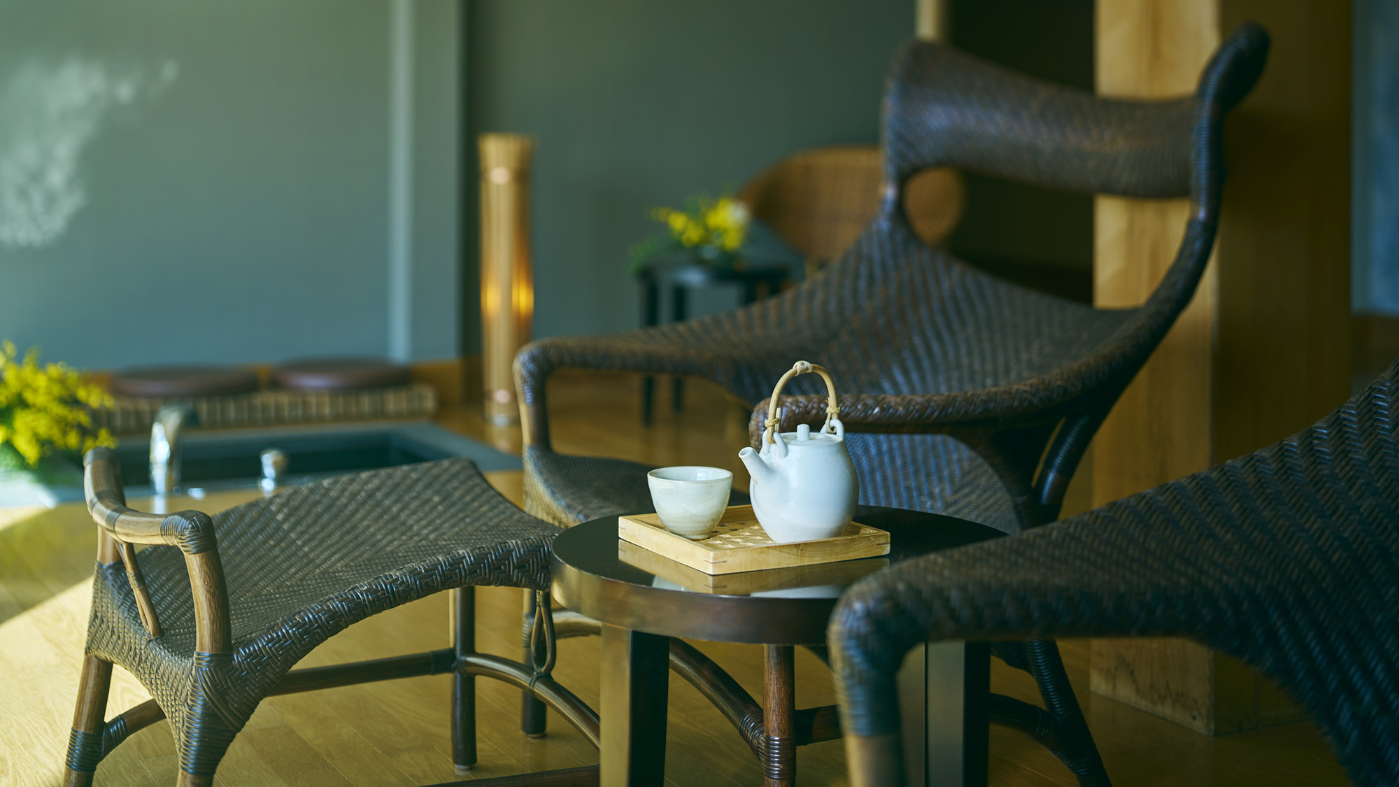 ・【足湯】しっかり温まった後は、お茶でひと息つきながらゆったり流れる時間をお楽しみください