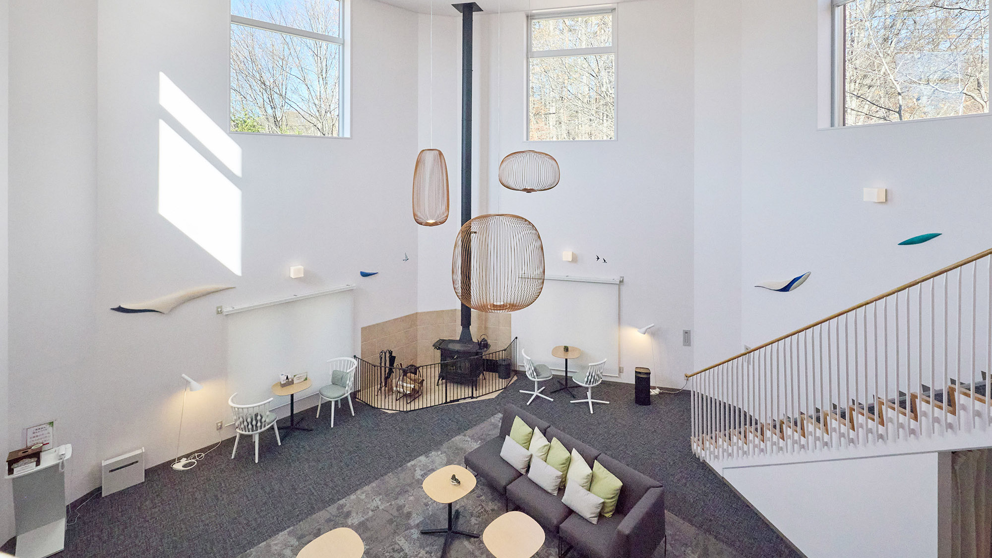 ・【ラウンジ（宿泊棟）】落ち着いた雰囲気の中で、読書や語らいのひとときをお過ごしいただけます