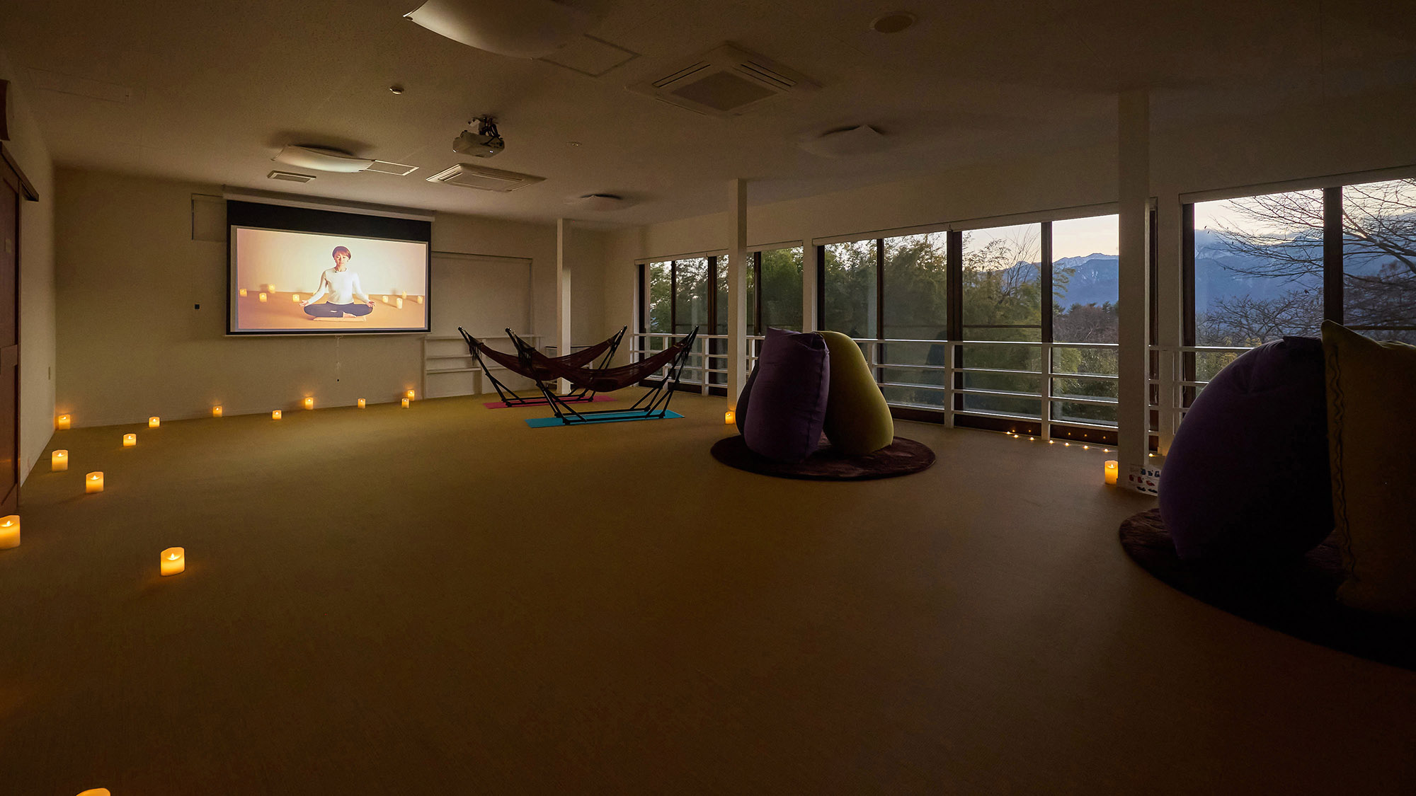 ・【リフレックススペース】夕暮れの美しい景色とキャンドルの明かりは、リトリートにぴったりです