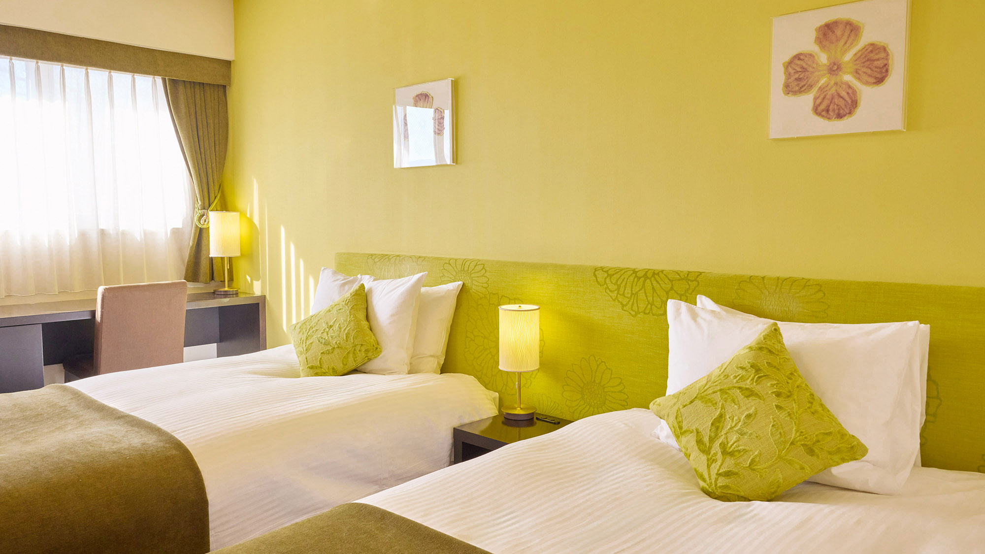 ・【客室一例】窓から差し込む優しい朝日の中で、すがすがしくお目覚めいただけます