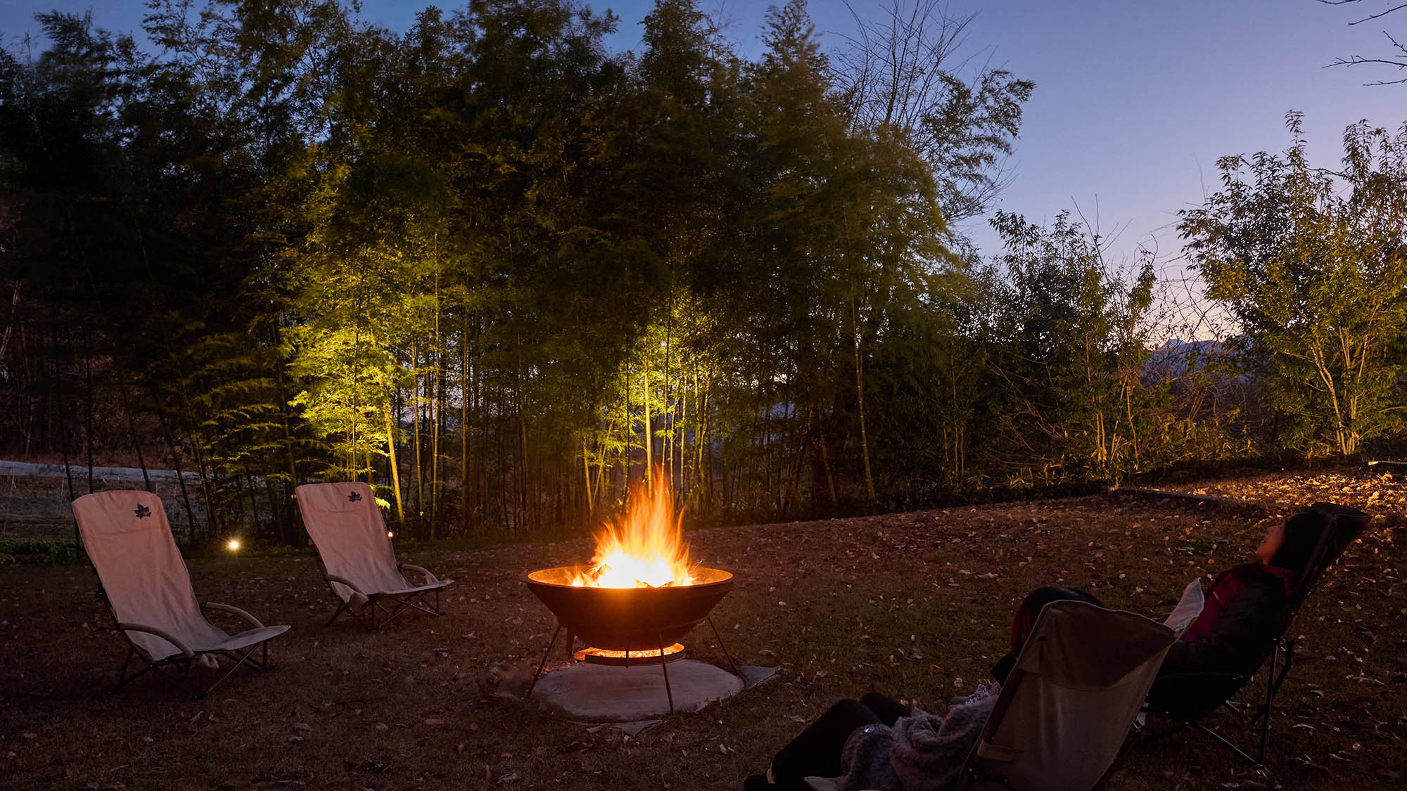 ・【焚火】焚火の明かりを眺めながら、親しい人との語らいや静かな時間を楽しめます