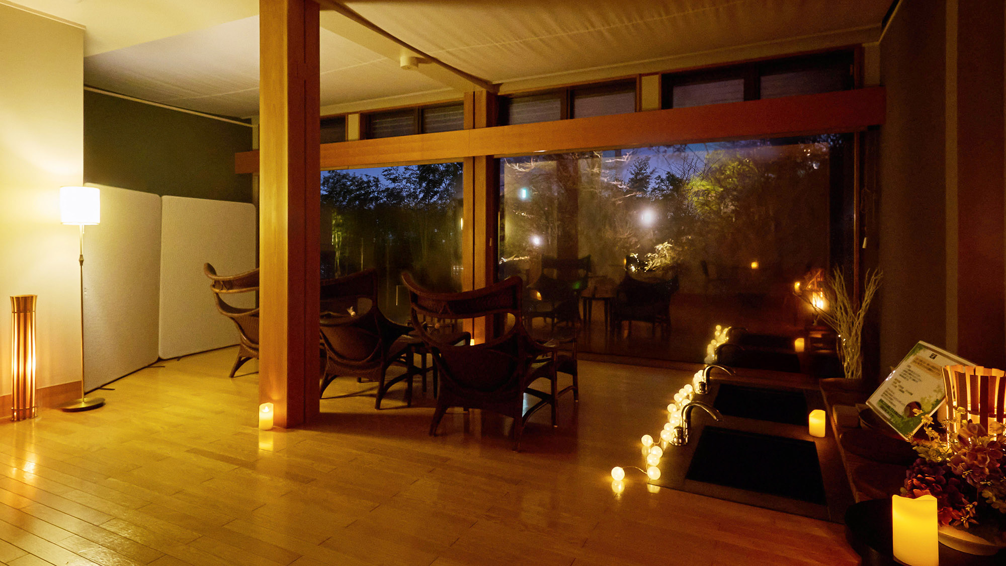 ・【足湯】昼間とは趣の異なる庭園を眺めながら、静かなひとときをお過しください