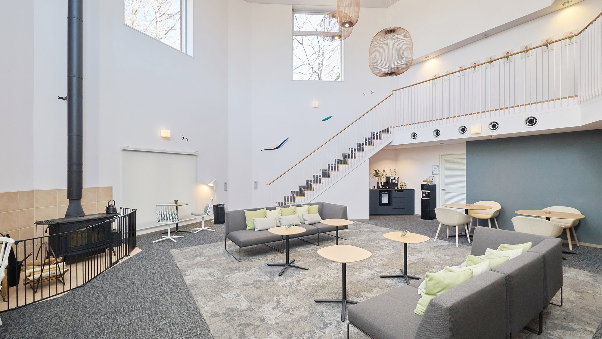 ・【ラウンジ（宿泊棟）】天井が高く、開放感あふれるスペースです。フリードリンクもご用意しております