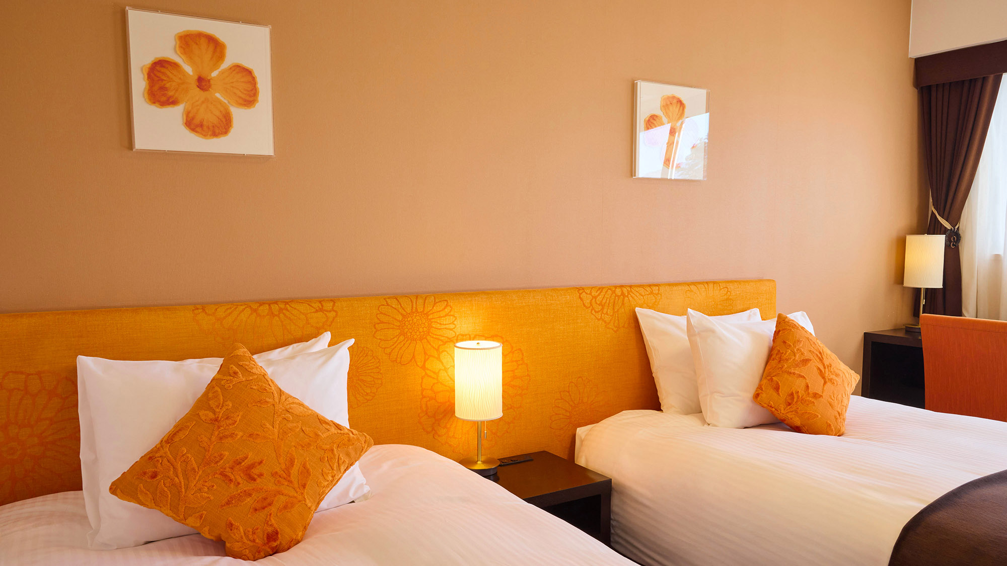 ・【客室一例】体圧分散に優れたベッドは、日頃の疲れをとるのに最適です