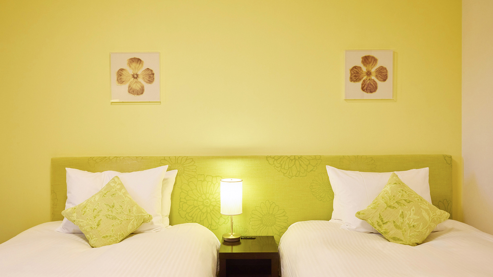 ・【客室一例】ほど良い硬さのベッド、肌さわりのよりシーツで、心地よい眠りをお届けします