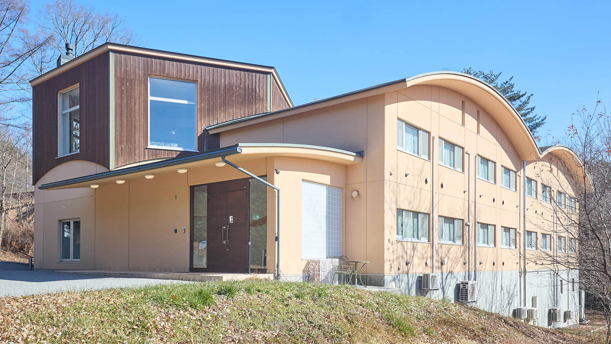 ・【外観（宿泊棟）】自然に囲まれた場所で、ゆったりとした時間をお楽しみください