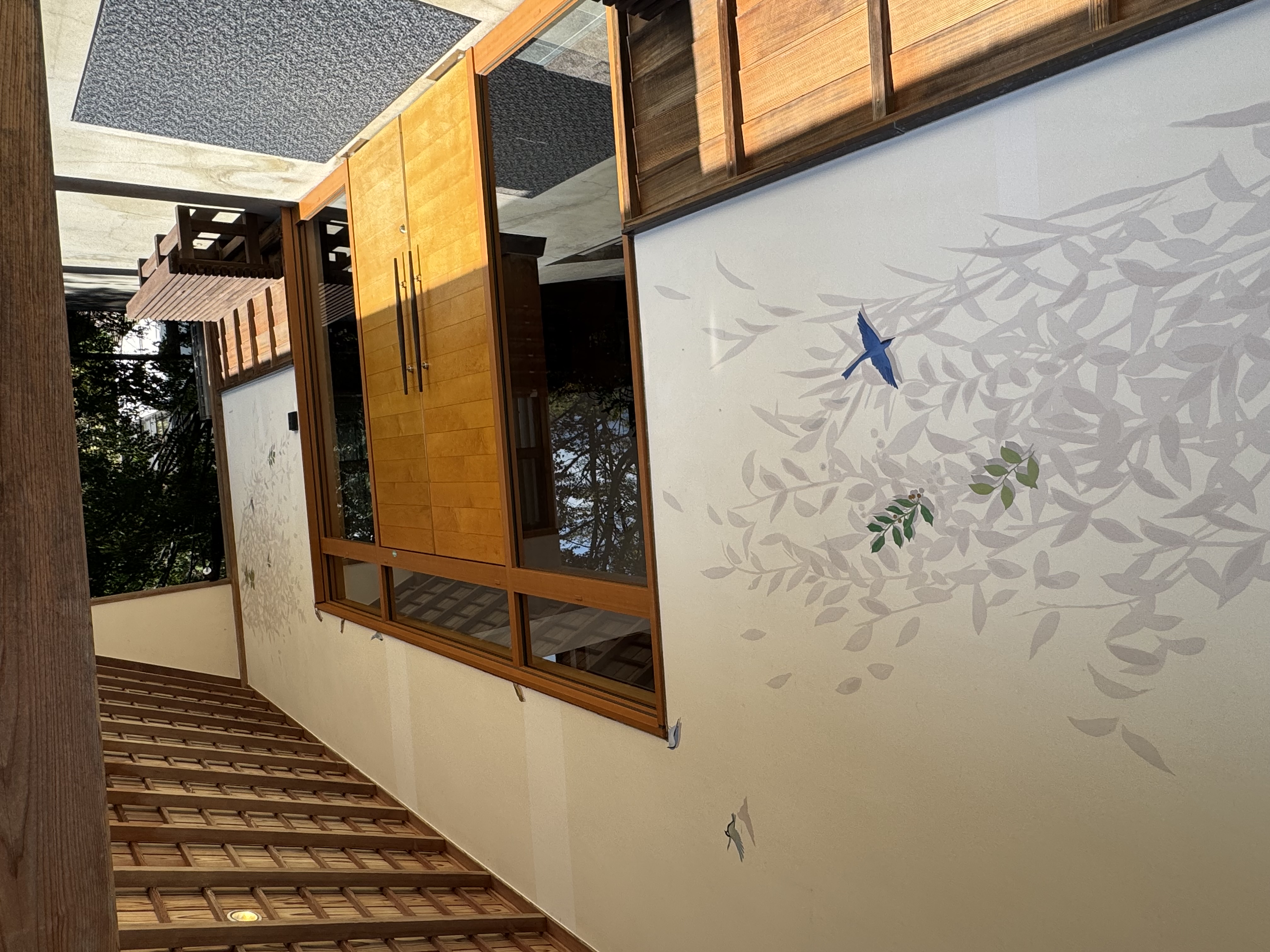 本館の正面玄関　アプローチ