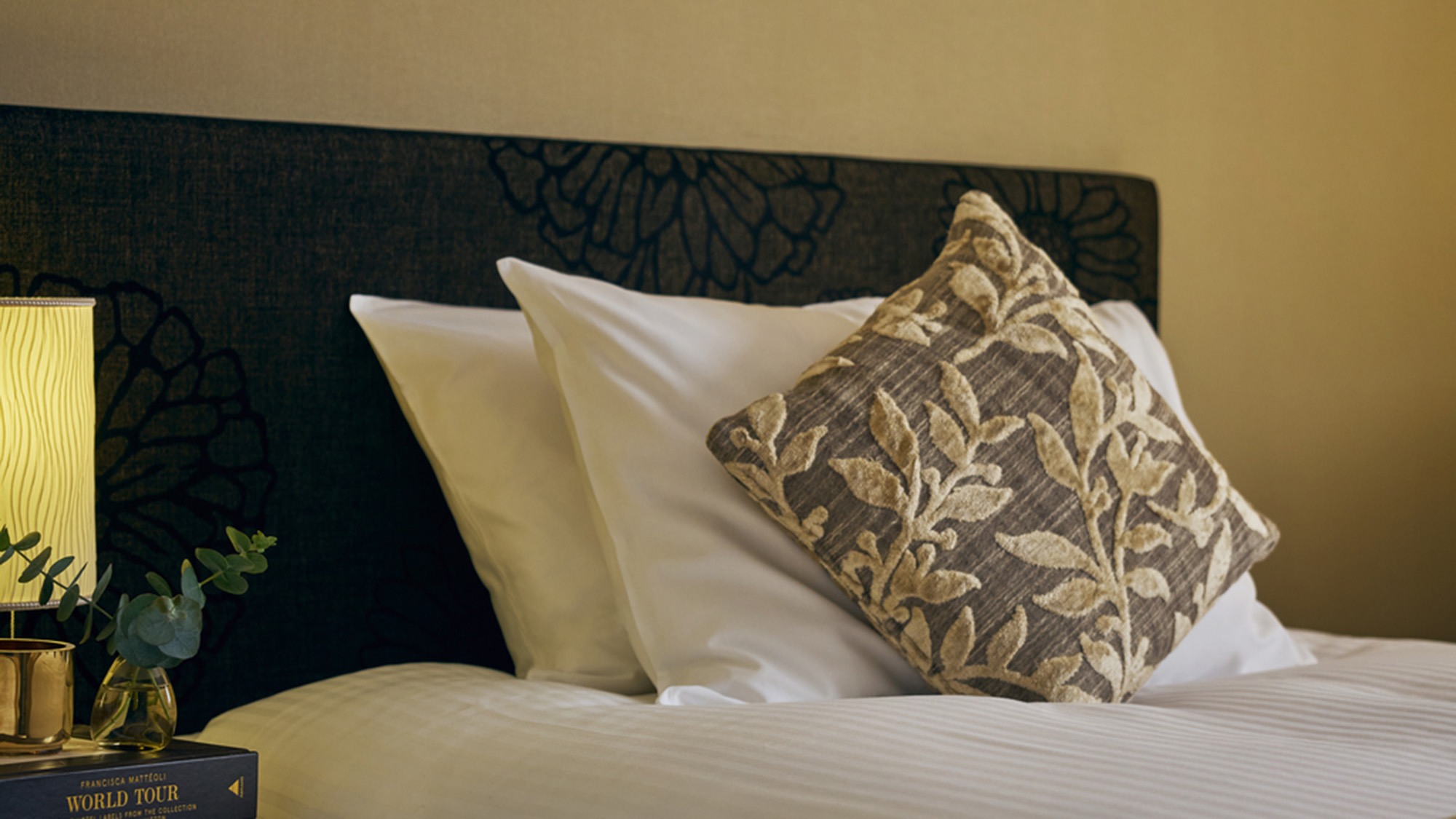 ・【客室一例】お部屋のベッドはシモンズ製。整えられた睡眠環境で、お客さまを快眠に導きます