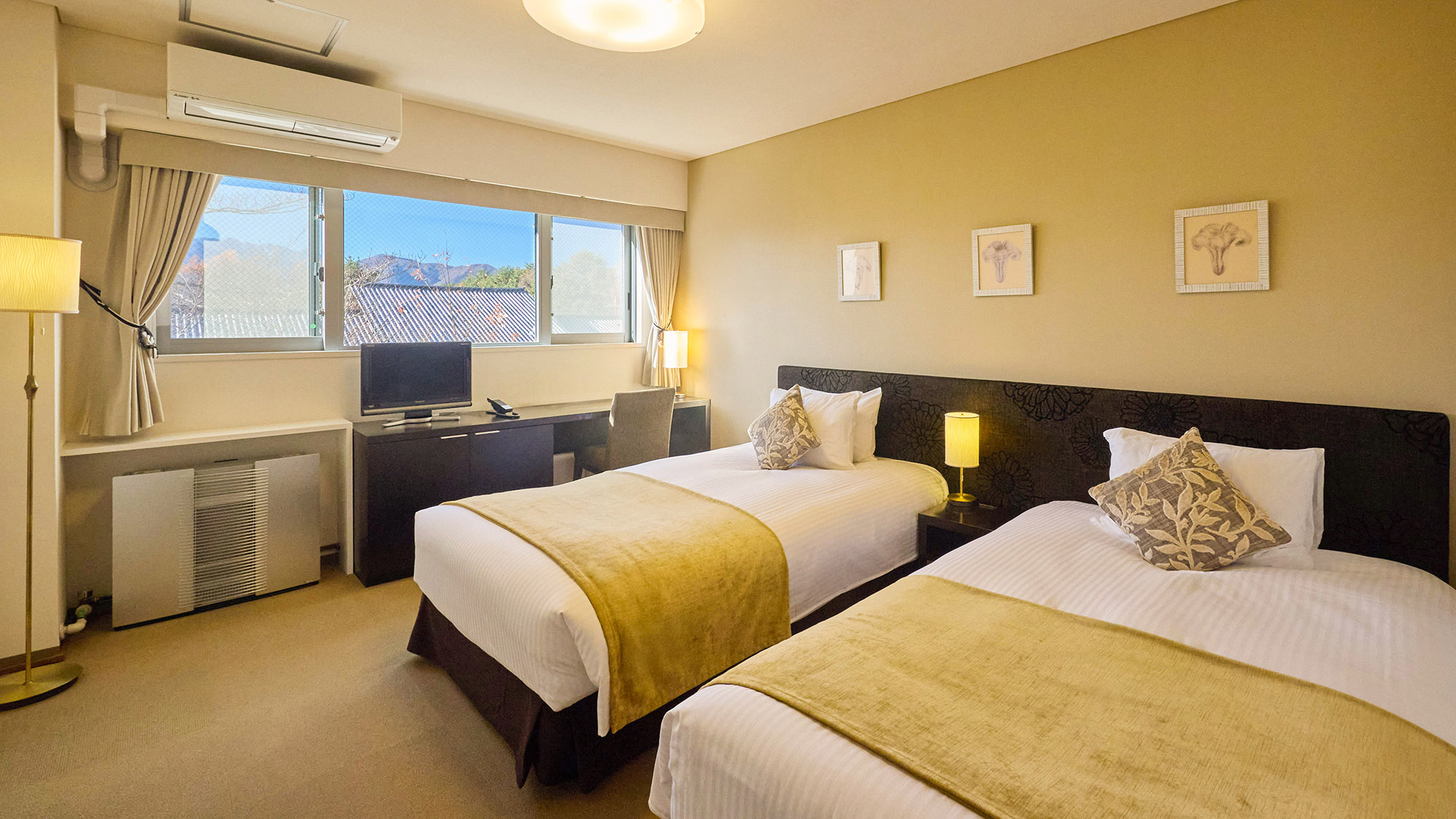 ・【客室一例】シングルベッドを2台設置。窓からは清々し高原の景色を楽しめます