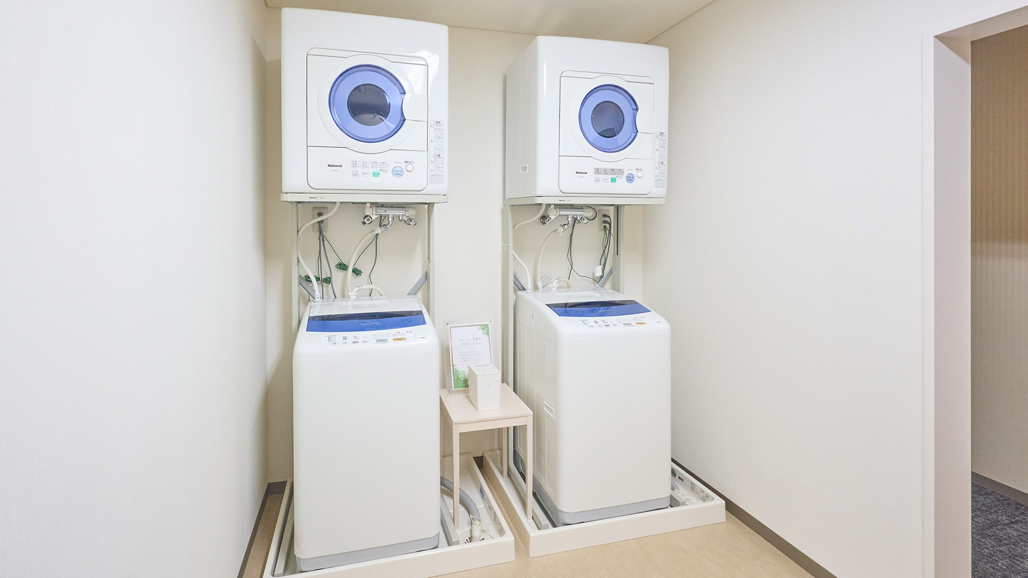 ・【ランドリー（宿泊棟）】無料の洗濯機、乾燥機がございます。洗濯洗剤もご利用いただけます