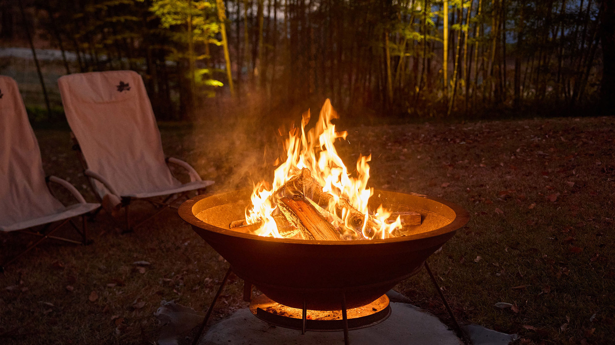 ・【焚火】炎の温もりと薪のはぜる音に包まれ、心が落ち着くひとときをお過ごしください