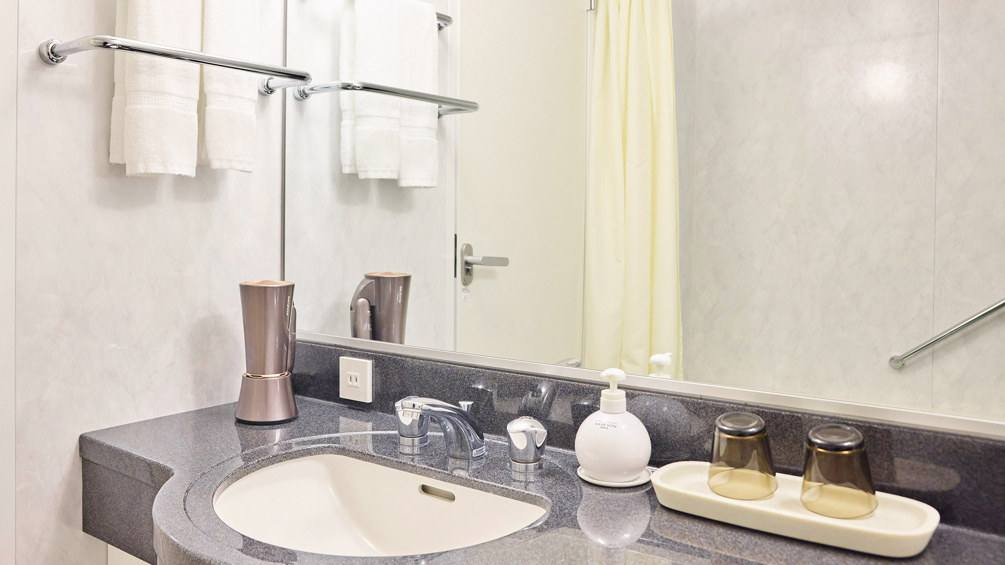 ・【浴室】大きな鏡、各種アメニティを備えた洗面台。朝の準備もスムーズです