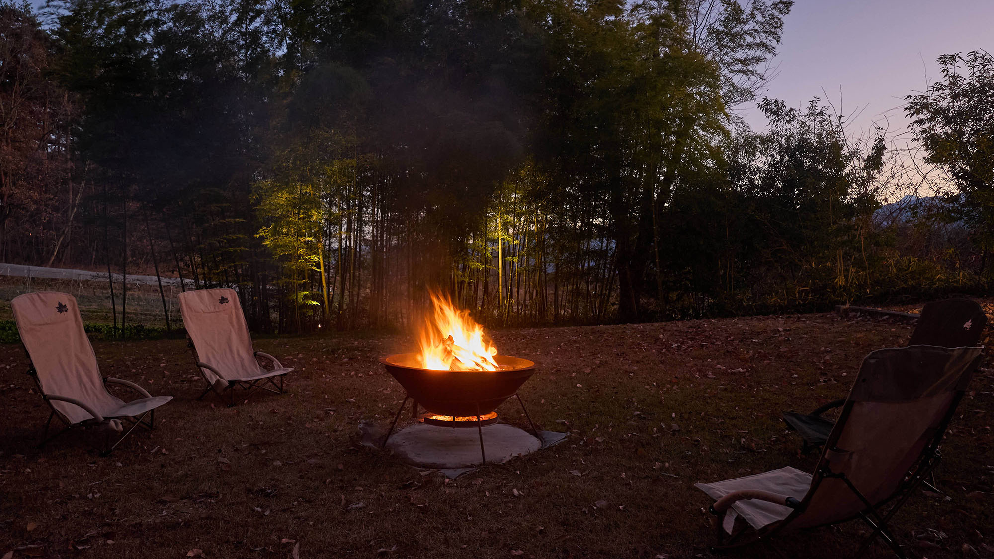 ・【焚火】本館の庭園に焚火台をご用意。焚火を囲みながら、心安らぐひとときをお楽しみいただけます。
