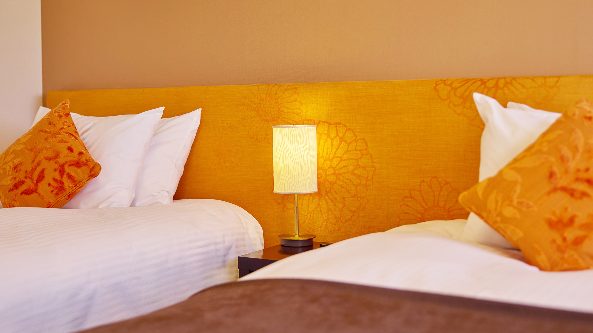 ・【客室一例】温かいベッドライトの灯りが、リラックス効果を高めます