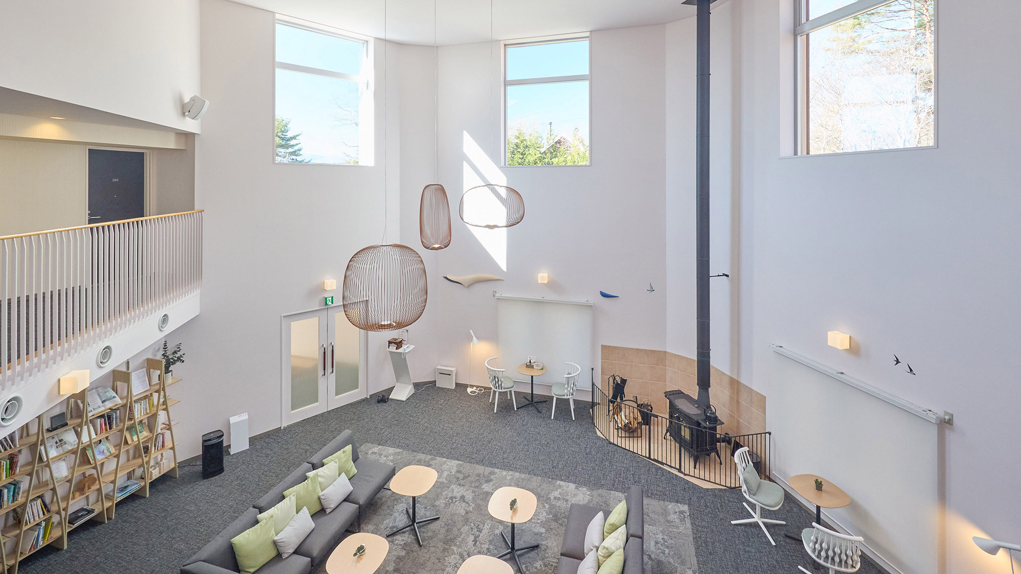 ・【ラウンジ（宿泊棟）】落ち着いた雰囲気の中で、読書や語らいのひとときをお過ごしいただけます