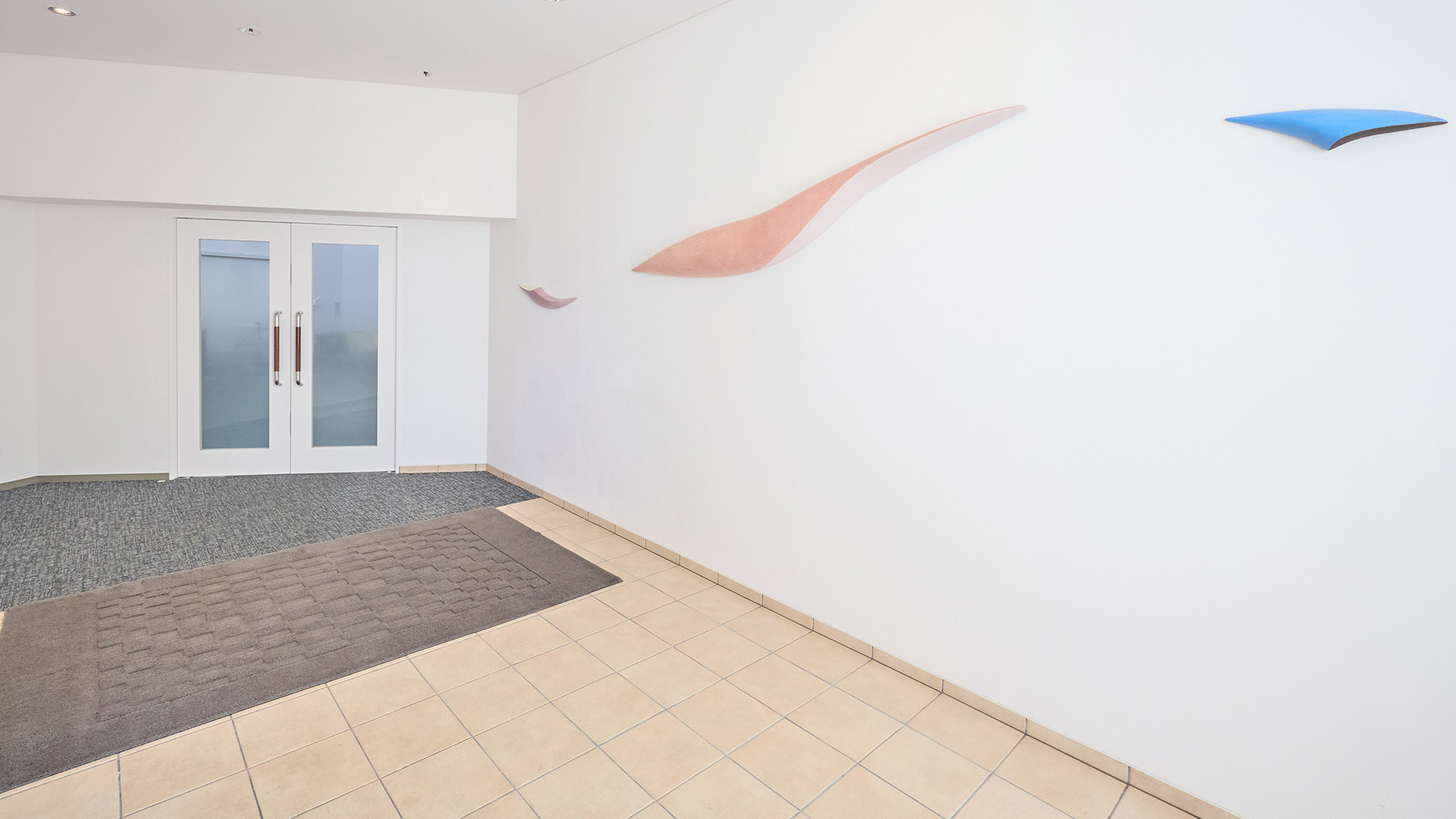 ・【入り口（宿泊棟）】入り口ホールを抜けた先に、多目的にご利用いただけるラウンジがございます