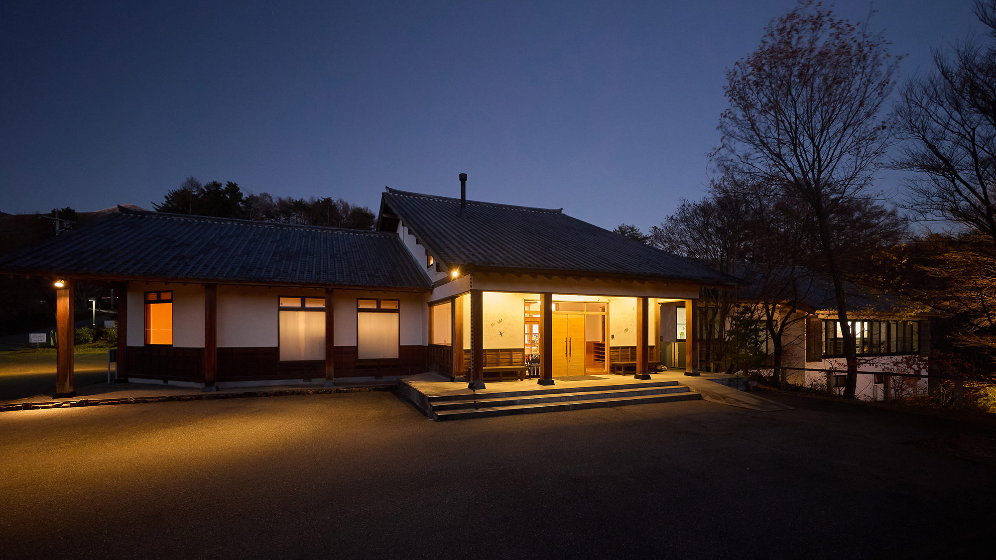 ・【外観（本館）】八ヶ岳の豊な自然に囲まれた当施設で、リトリートステイをお楽しみください