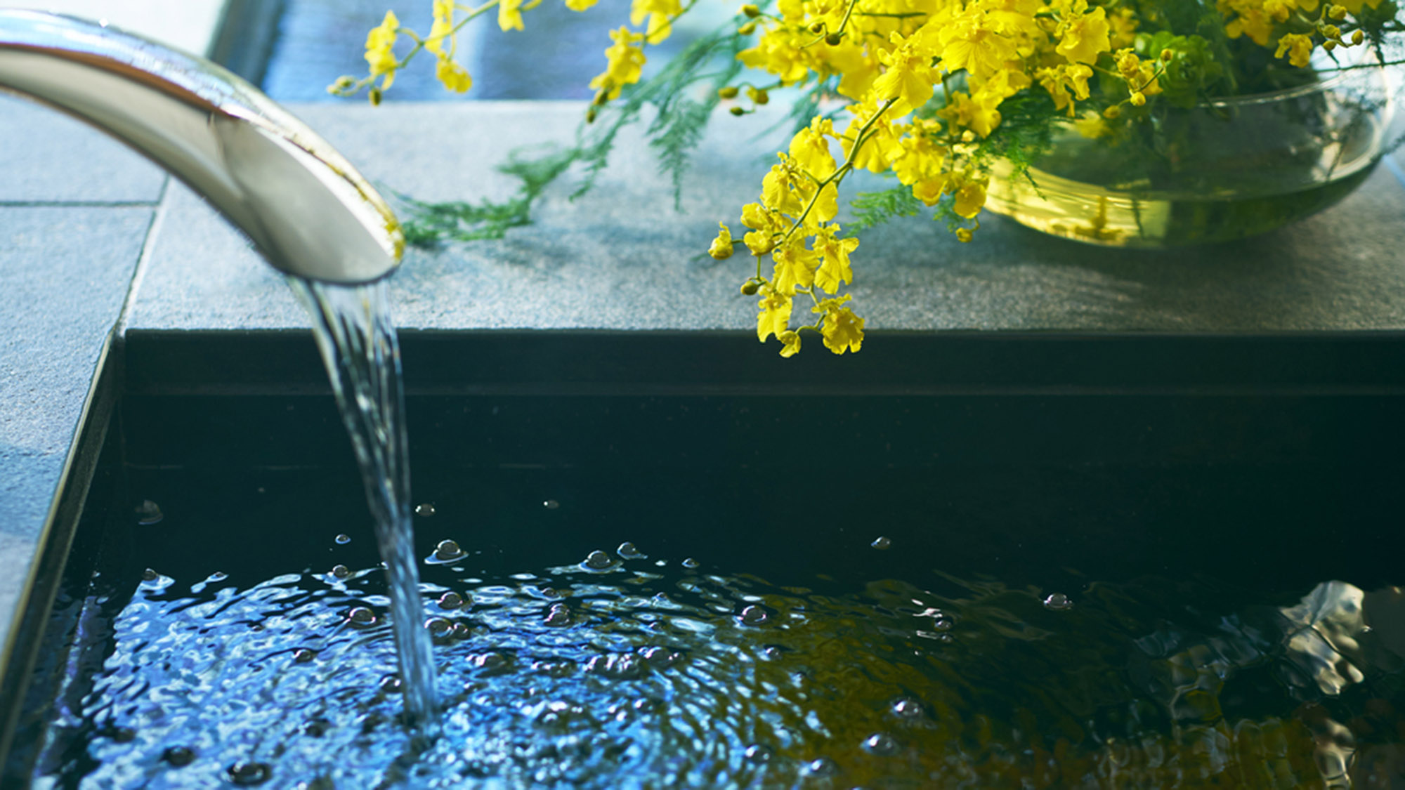 ・【足湯】遠赤外線効果のあるセラミックボール入りで、より血行を促し肌を活性化する効果が期待できます
