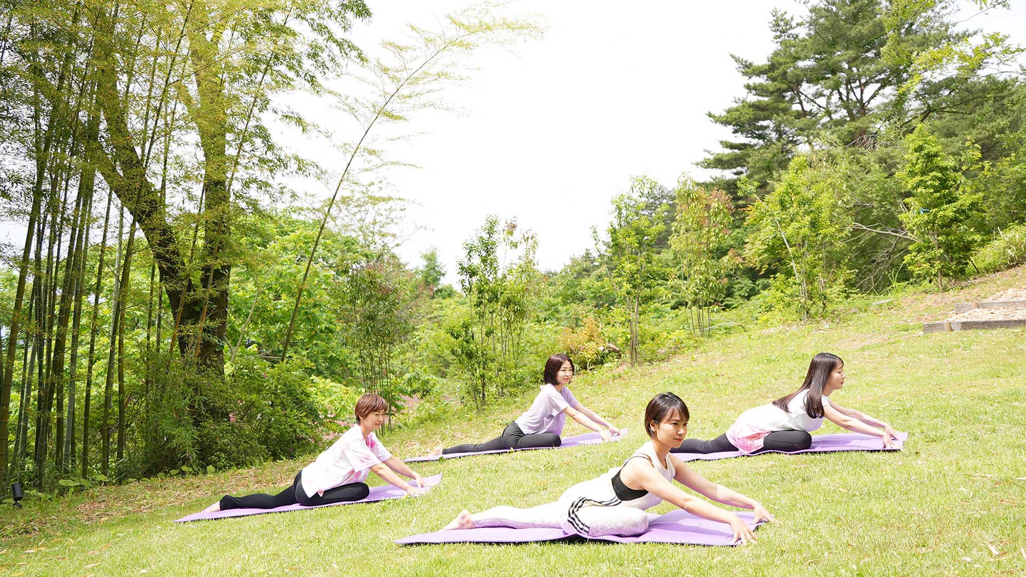 ・【庭園】緑に囲まれて行うヨガは、室内で行うヨガとはひと味違った気持ちよさがあります