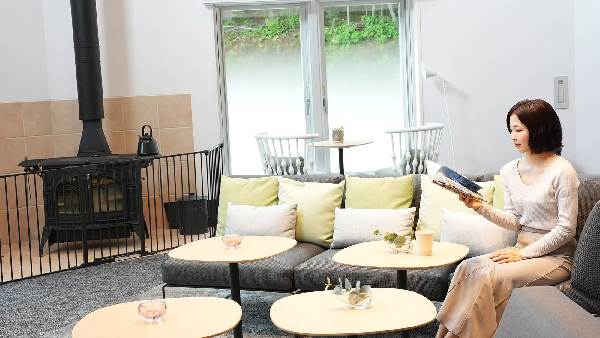 ・【ラウンジ（宿泊棟）】ラウンジでは読書や交流など、ゆったり流れる時間をお好きにお過ごしください