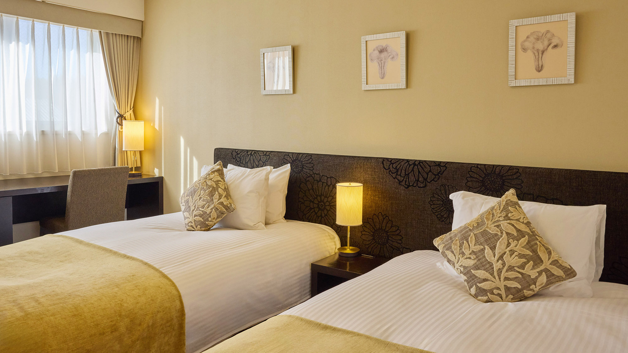 ・【客室一例】ベッドはシモンズ製。上質な睡眠をお約束いたします