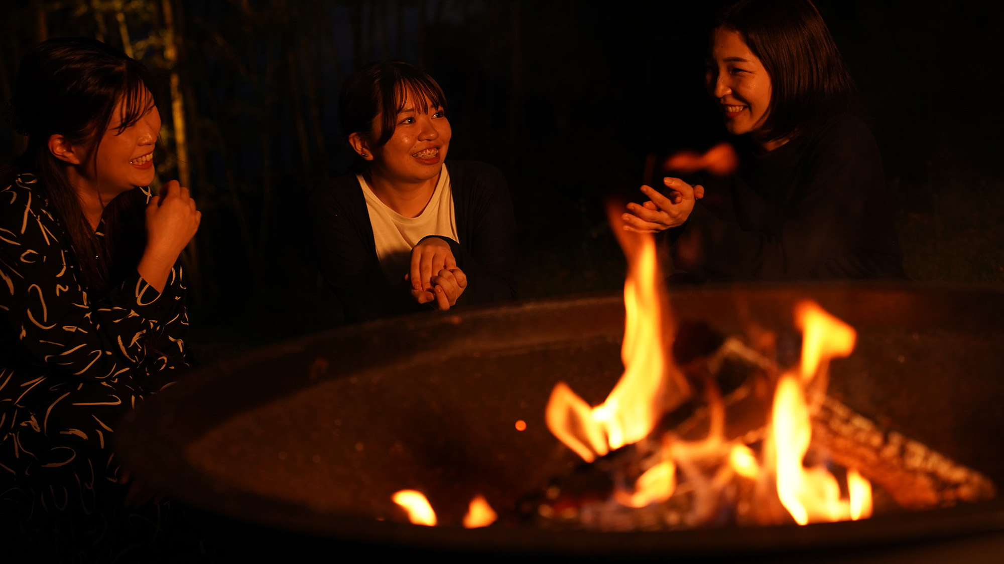 ・【焚き火】パチパチという焚火の音は心を落ち着かせ、日々の疲れも忘れてお過ごしいただけます