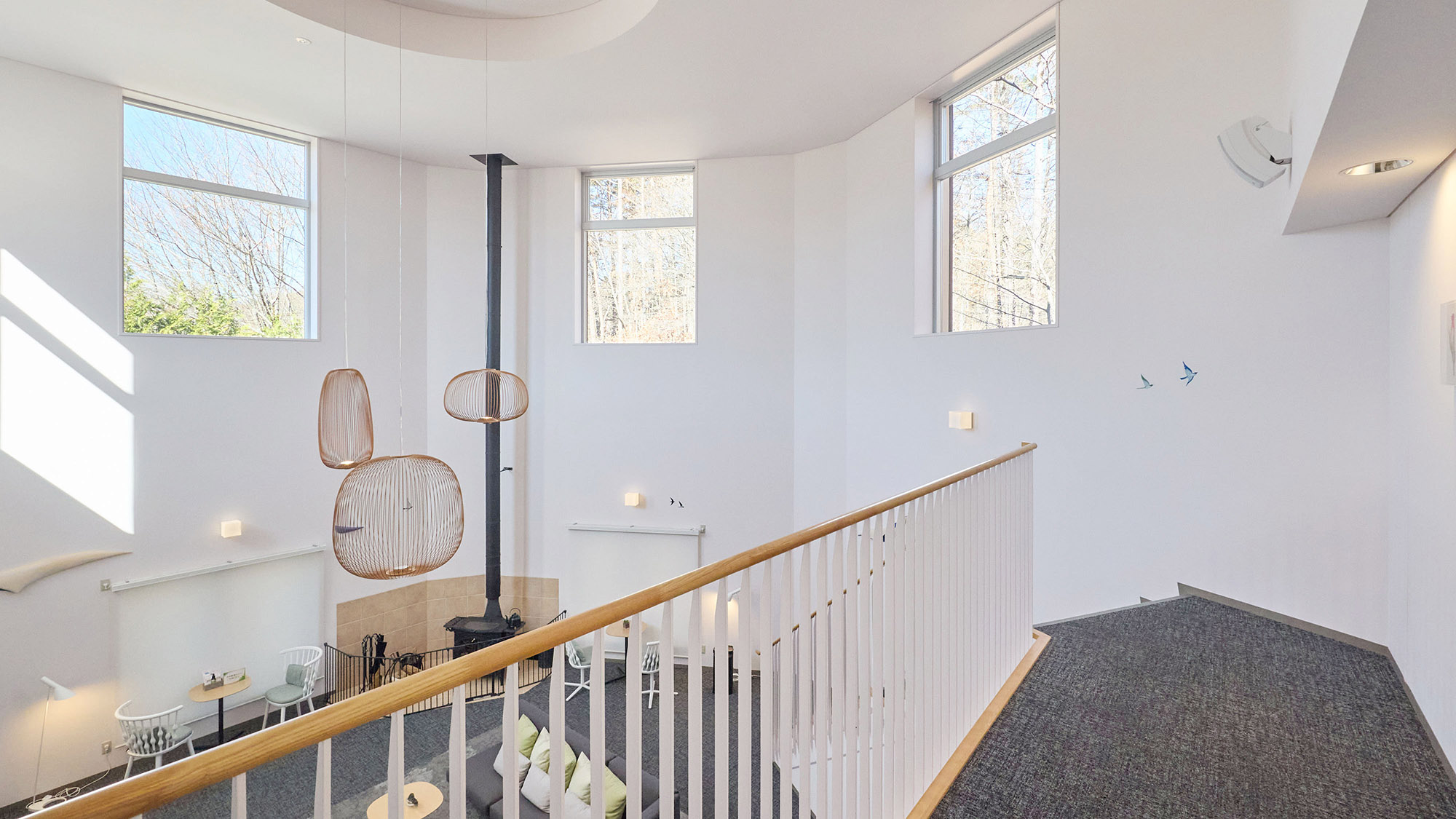 ・【ラウンジ（宿泊棟）】天気の良い日は、大きな窓から優しい日の光が注きぎます