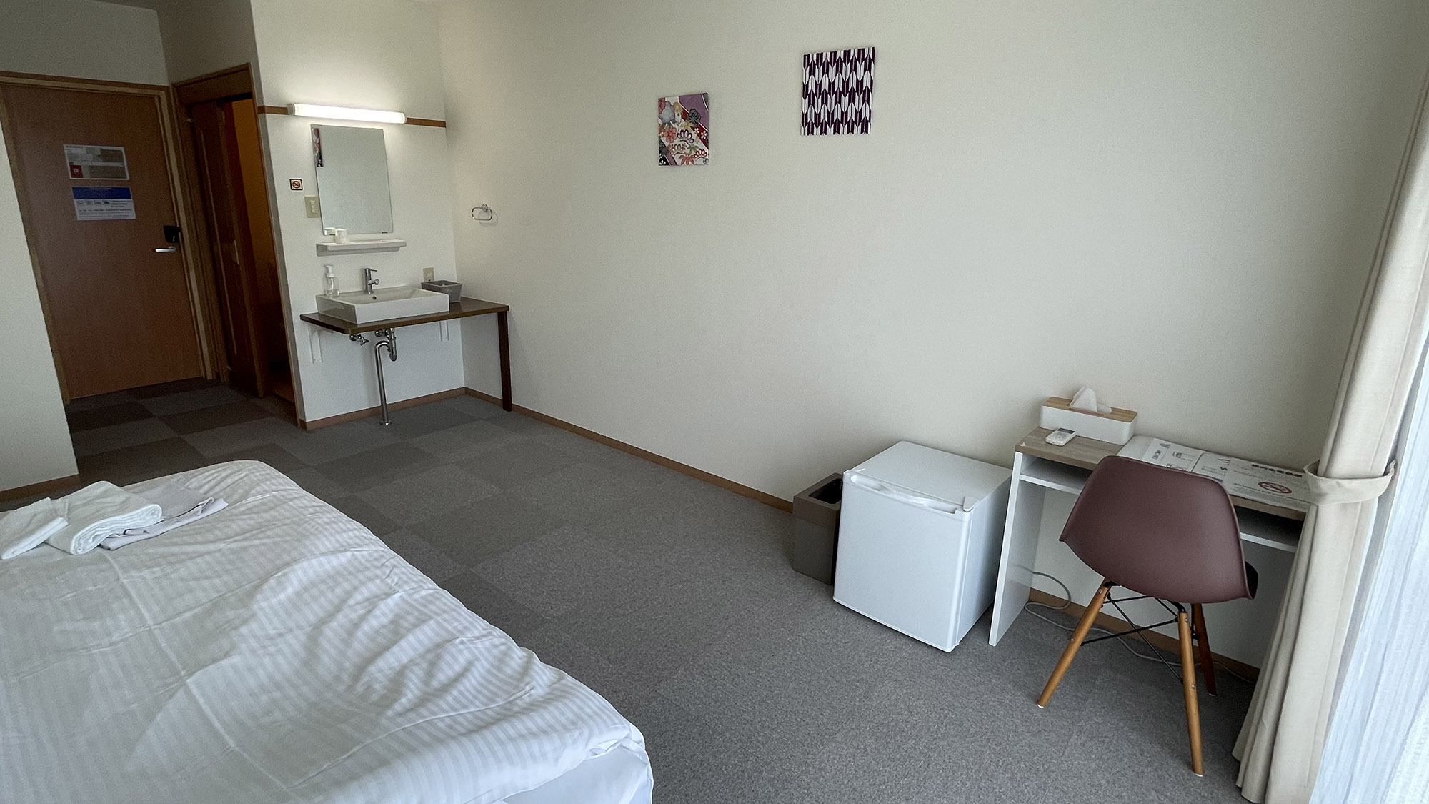 ・【シングルルーム】洗面スペースを完備。大きな鏡でお仕度もバッチリです