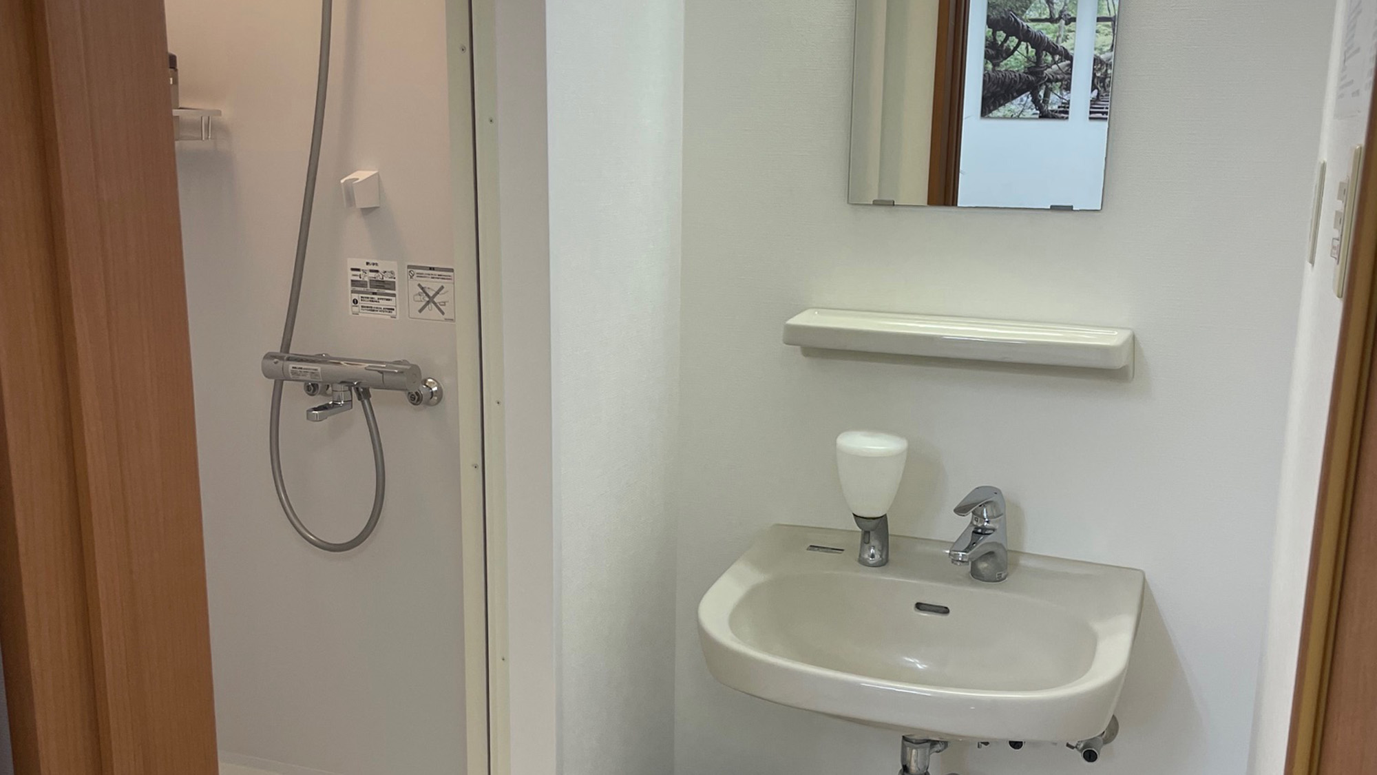 ・【シャワー室】バスタオル等はお部屋のものをご利用ください