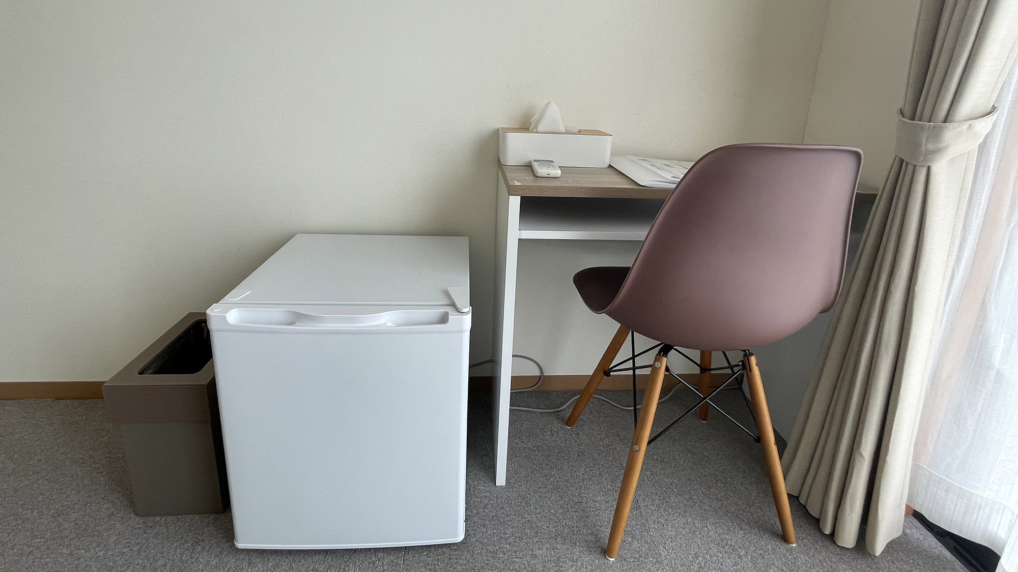 ・【設備】客室にデスクとコンパクトな冷蔵庫がございます。いつでも冷えたお飲み物がいただけます