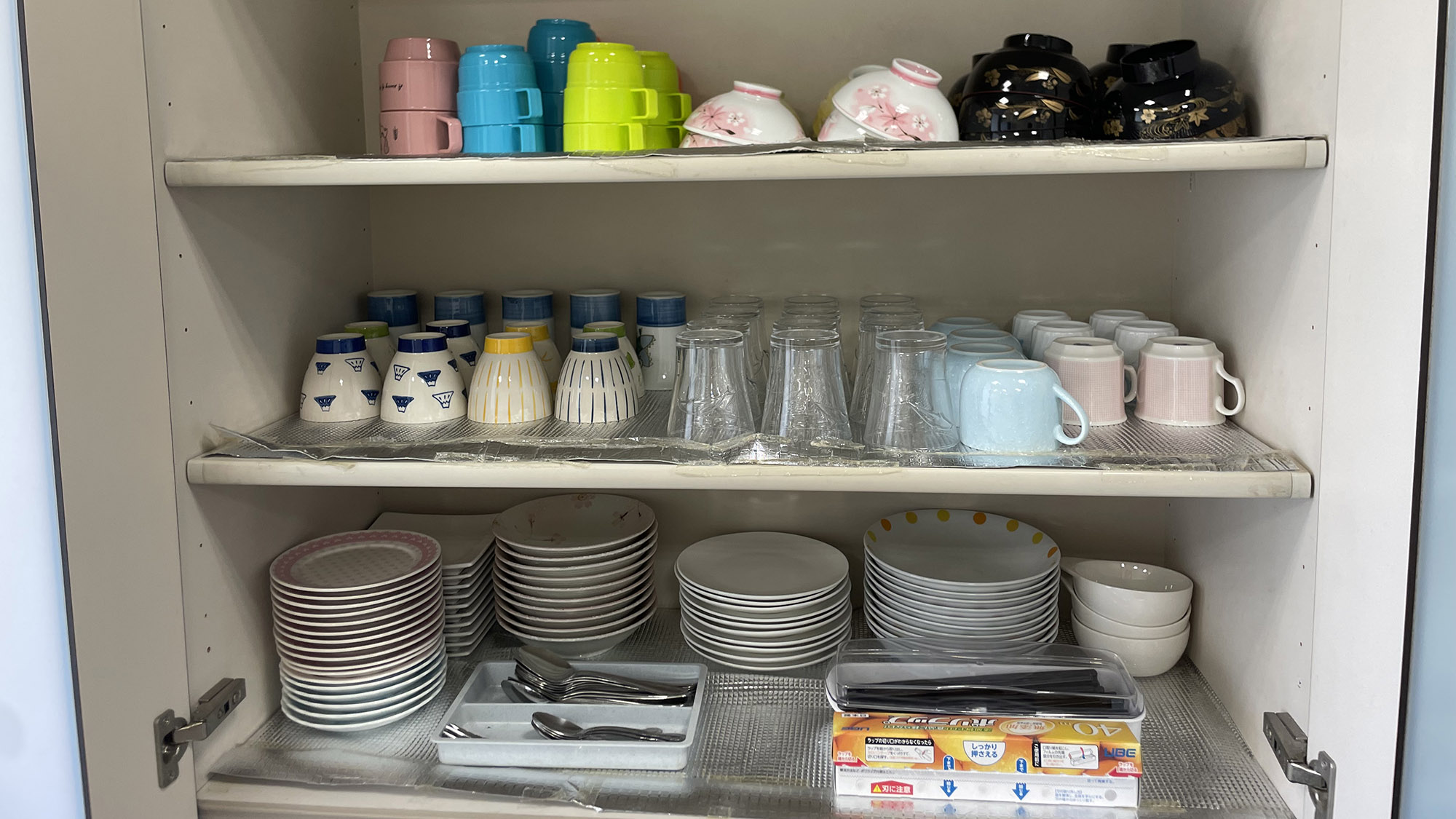 ・【食堂・自販機コーナー】様々な種類の食器を完備。ご使用後は食器を洗い、カゴに伏せてください