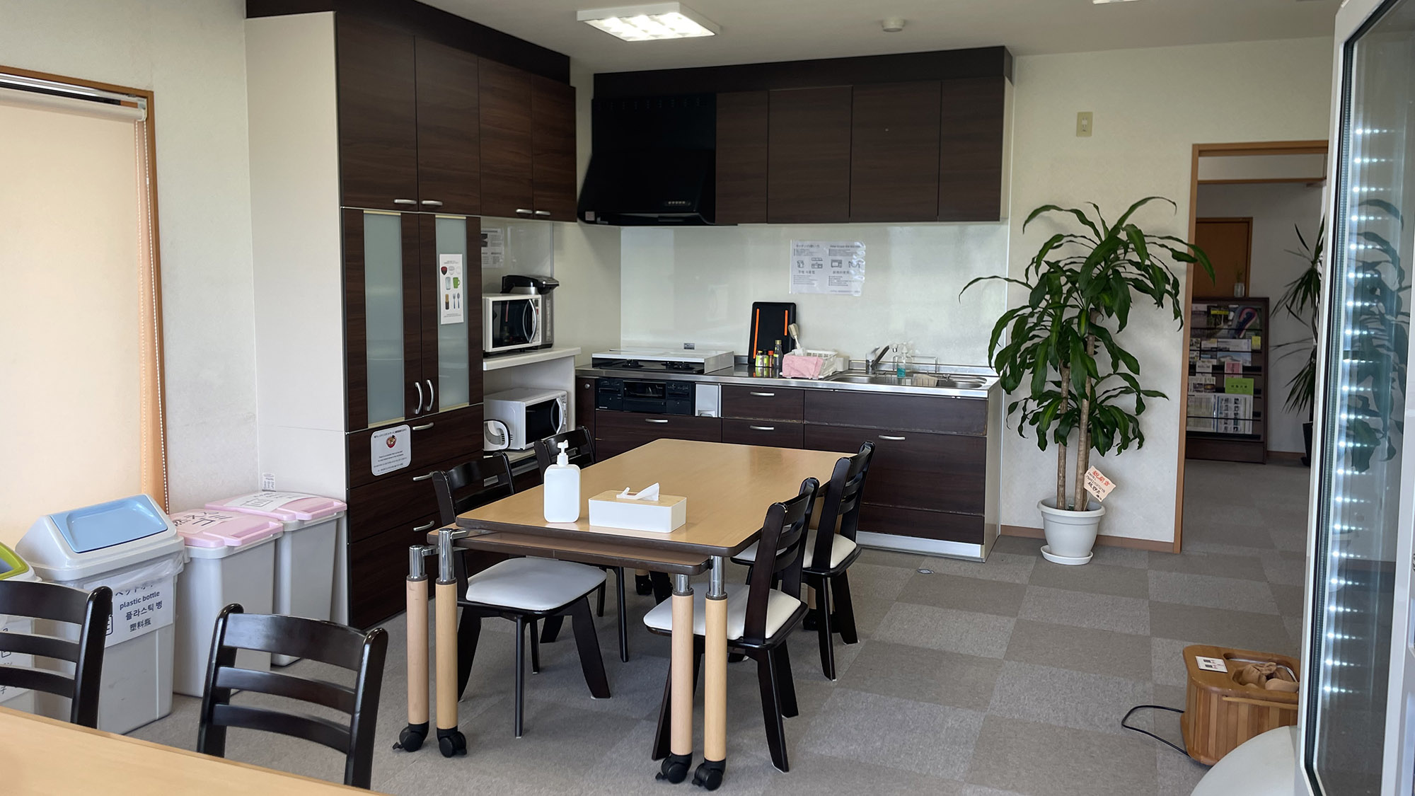 ・【食堂・自販機コーナー】いつでも利用可能。広々スペースでのんびりお過ごしください