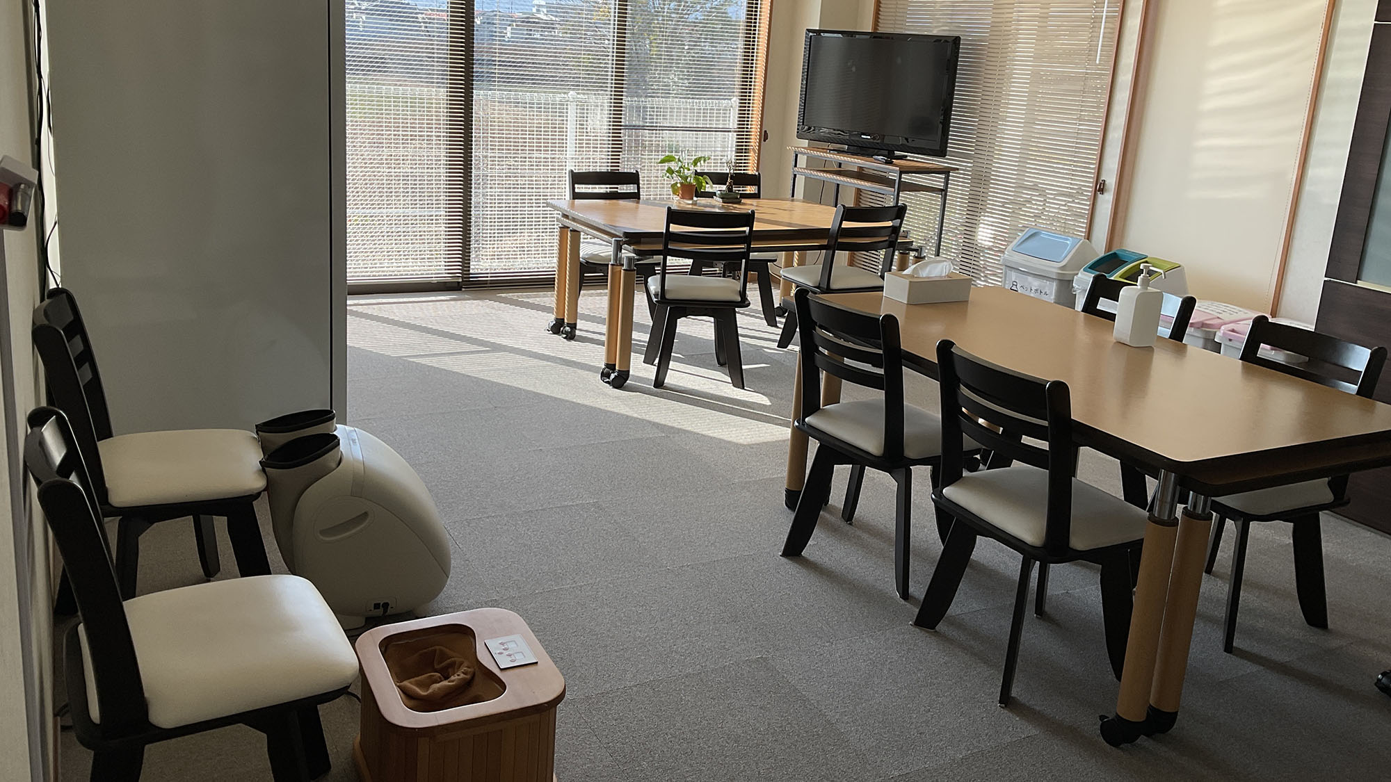 ・【食堂・自販機コーナー】テレビやマッサージグッズを完備。こちらでのんびりおくつろぎください
