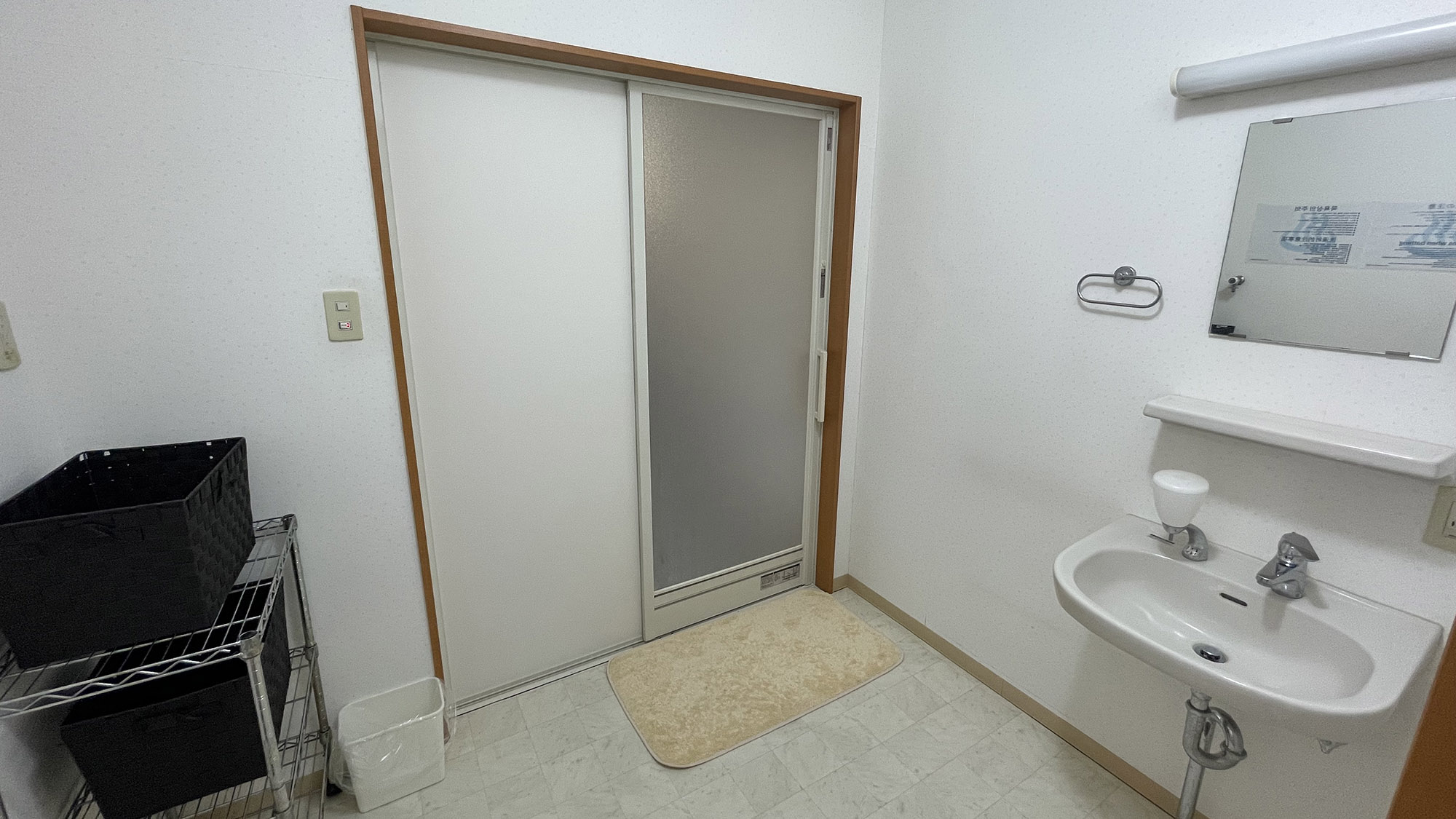 ・【脱衣所】明るく清潔な脱衣所。快適な滞在をサポートいたします