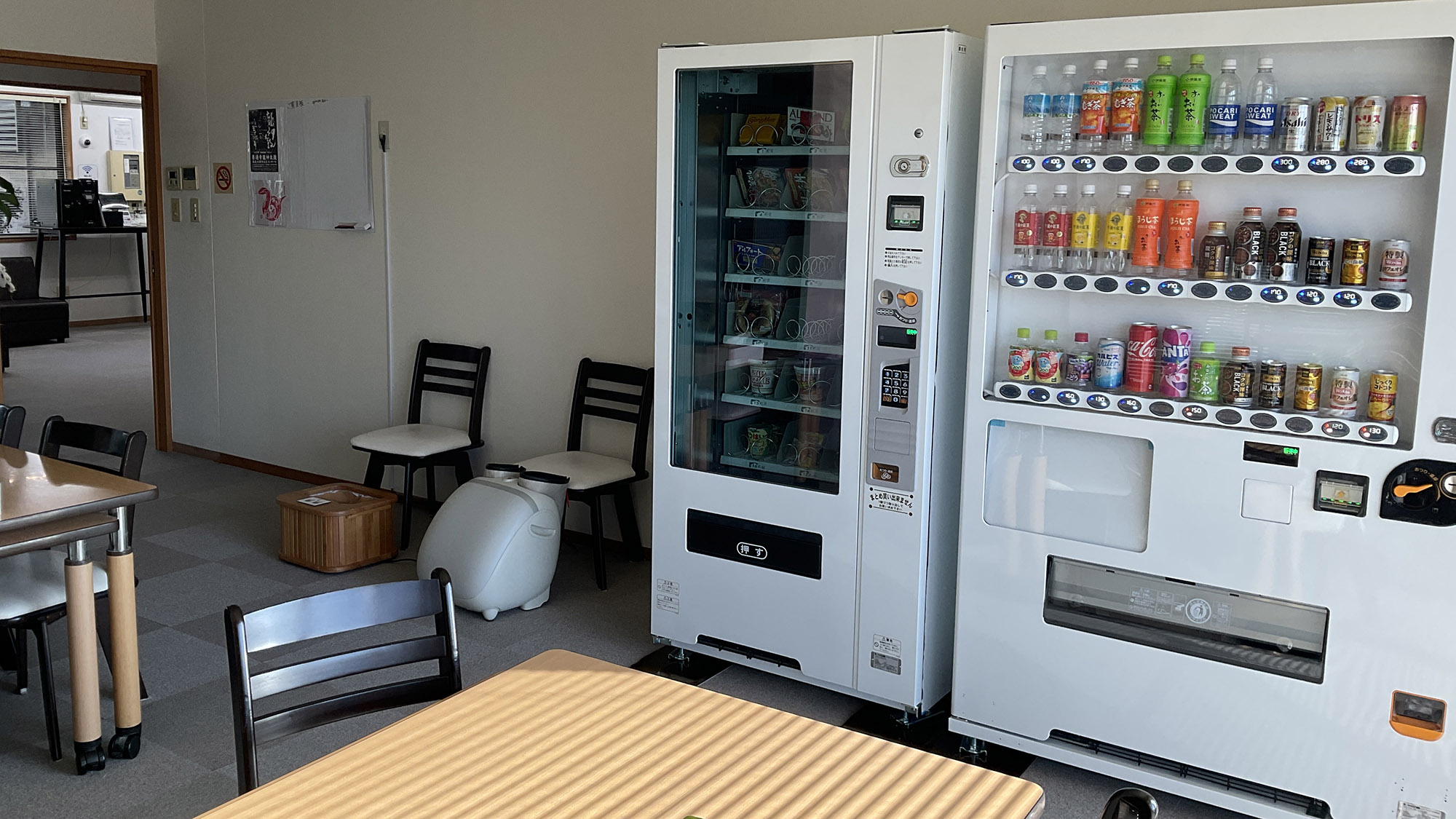 ・【食堂・自販機コーナー】自販機には飲み物（アルコールあり）、軽食と様々な種類を取り揃えております