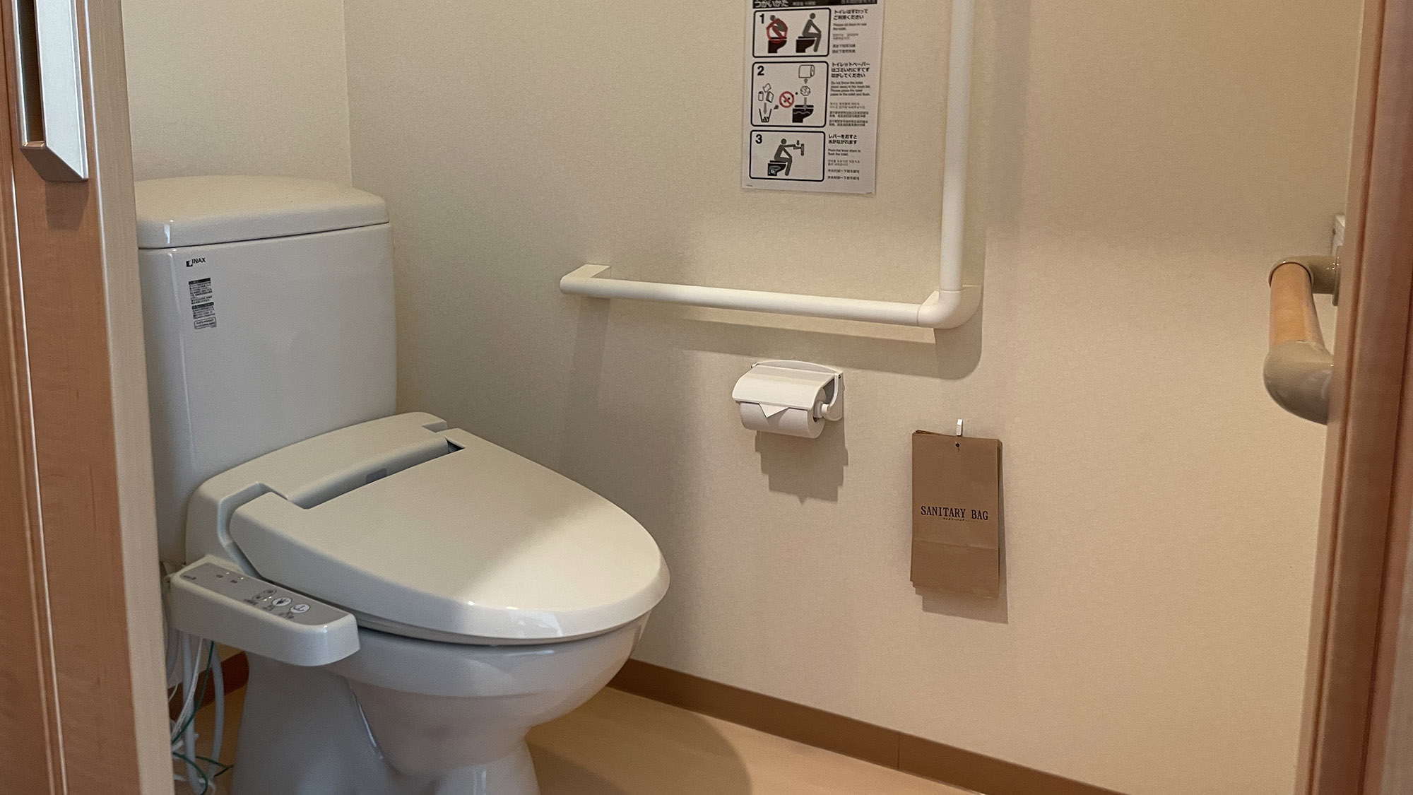 ・【トイレ】手すり付きで立ち上がるのが不安な方も安心してお使いいただけます