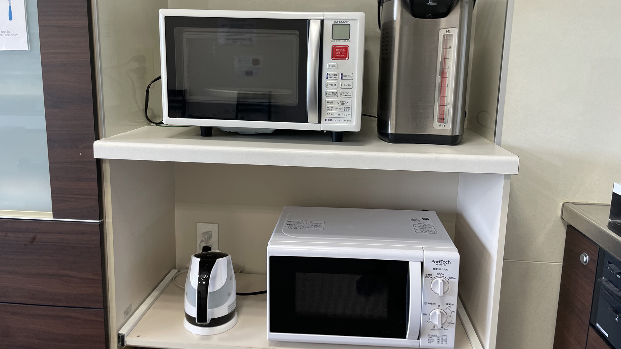 ・【食堂・自販機コーナー】電子レンジを2台完備。お待たせすることなくお使いいただけます