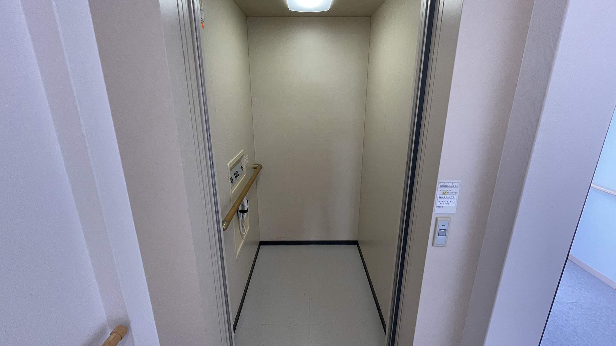 ・【エレベーター】2階への移動にご利用いただけます。荷物の多い場合は、お気軽に利用してください