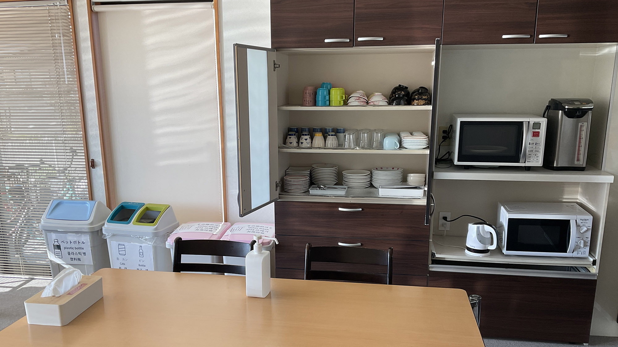 ・【食堂・自販機コーナー】食器はご自由にご利用ください。ご使用後は食器を洗い、カゴに伏せてください