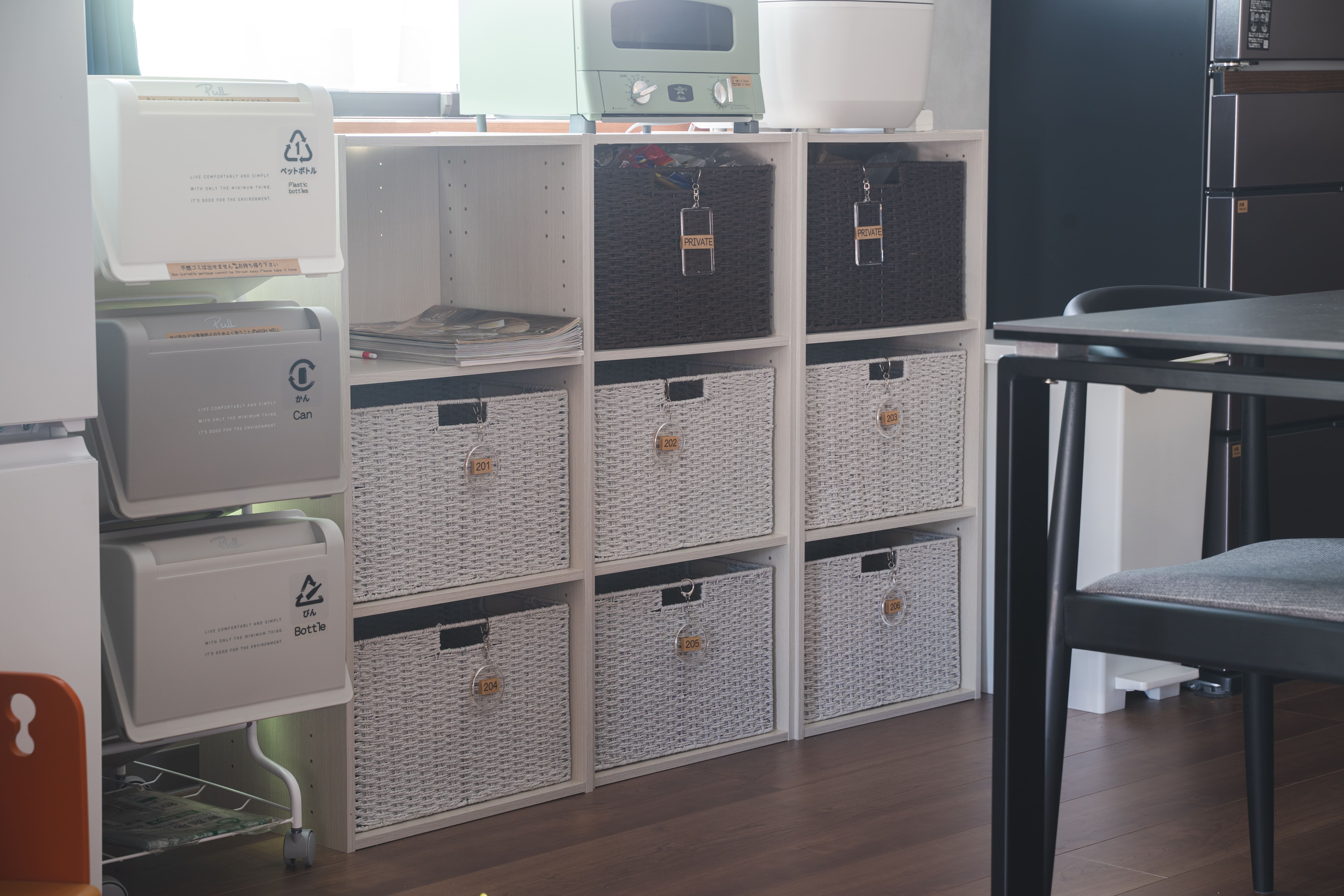 １Fのリビング・ダイニングスペースには、各部屋別の荷物置きBOXがございます。