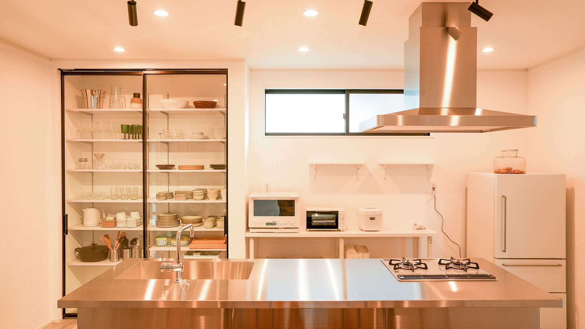 【BBQ機材付き/素泊まり】暮らすように滞在できる海辺に佇む貸別荘で海風を感じながらBBQ