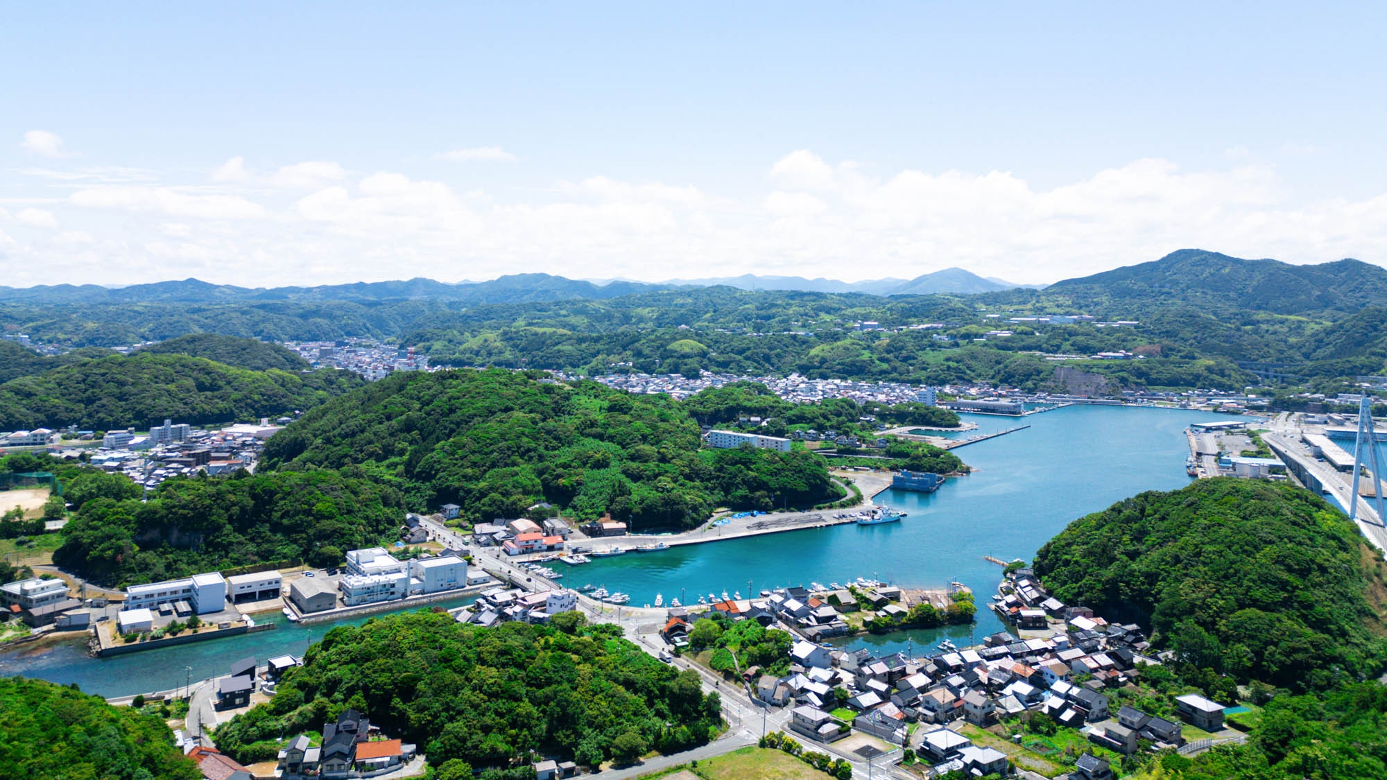 【BBQ機材付き/素泊まり】暮らすように滞在できる海辺に佇む貸別荘で海風を感じながらBBQ