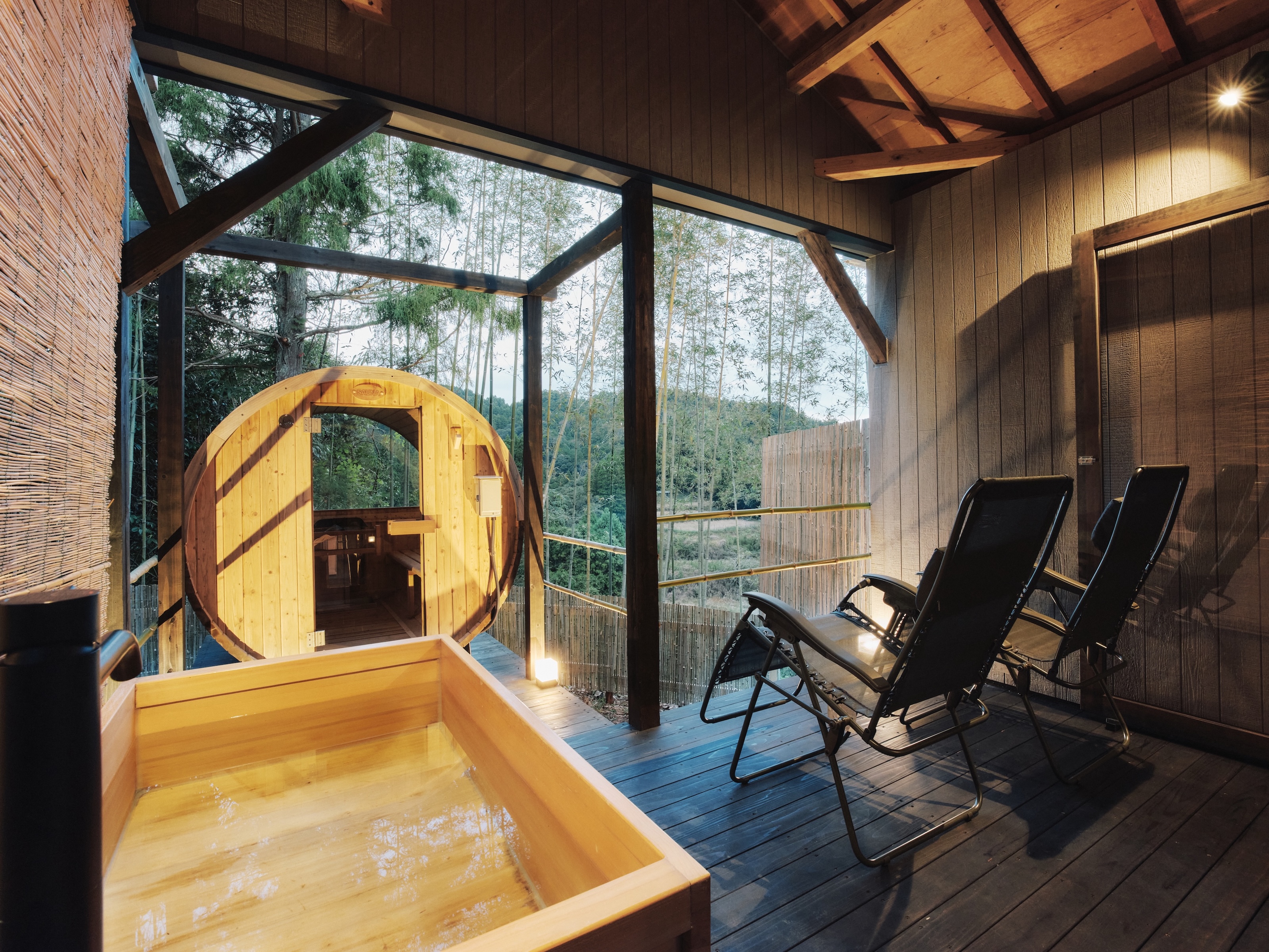 テラスからサウナへの夕景