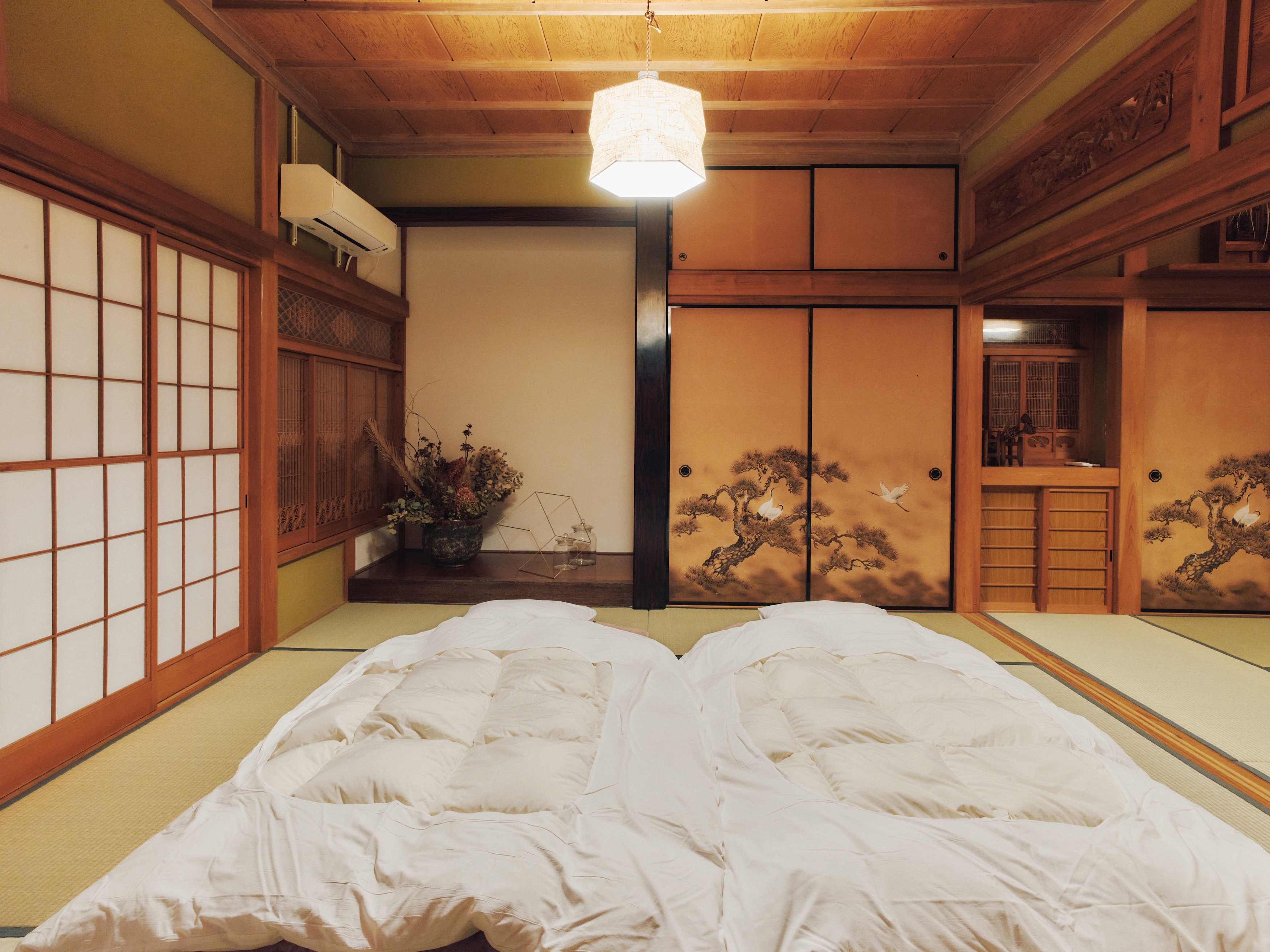 お布団を敷いてお休みいただきます