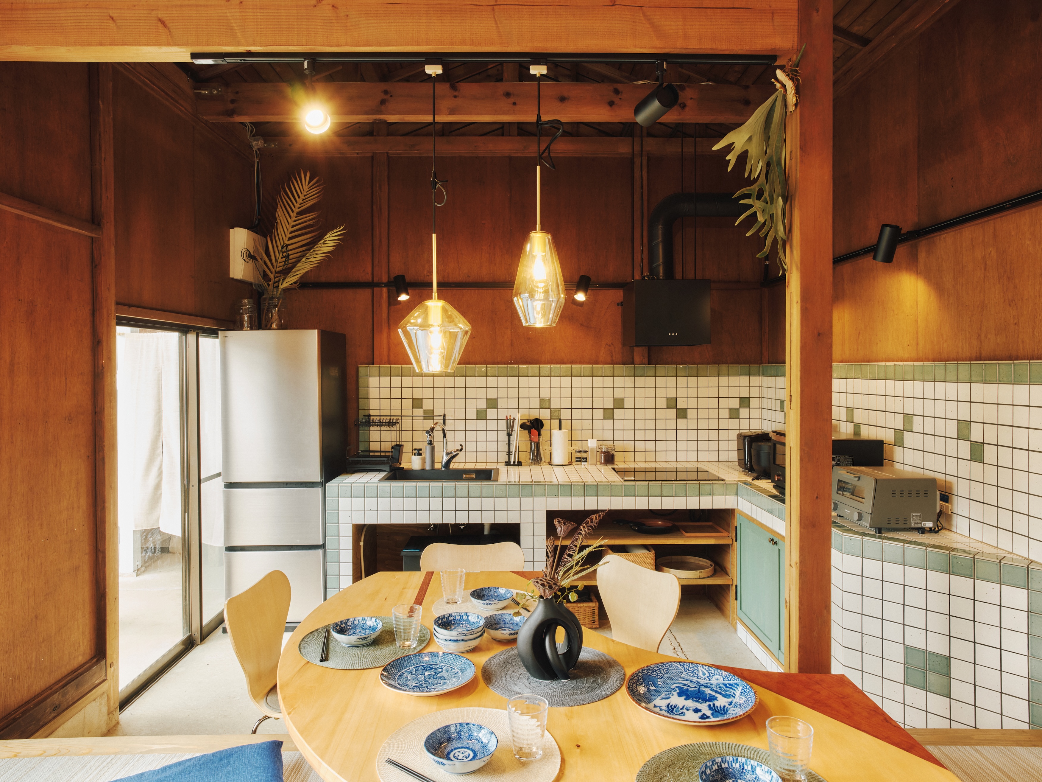 キッチンには調理器具も食器も完備！