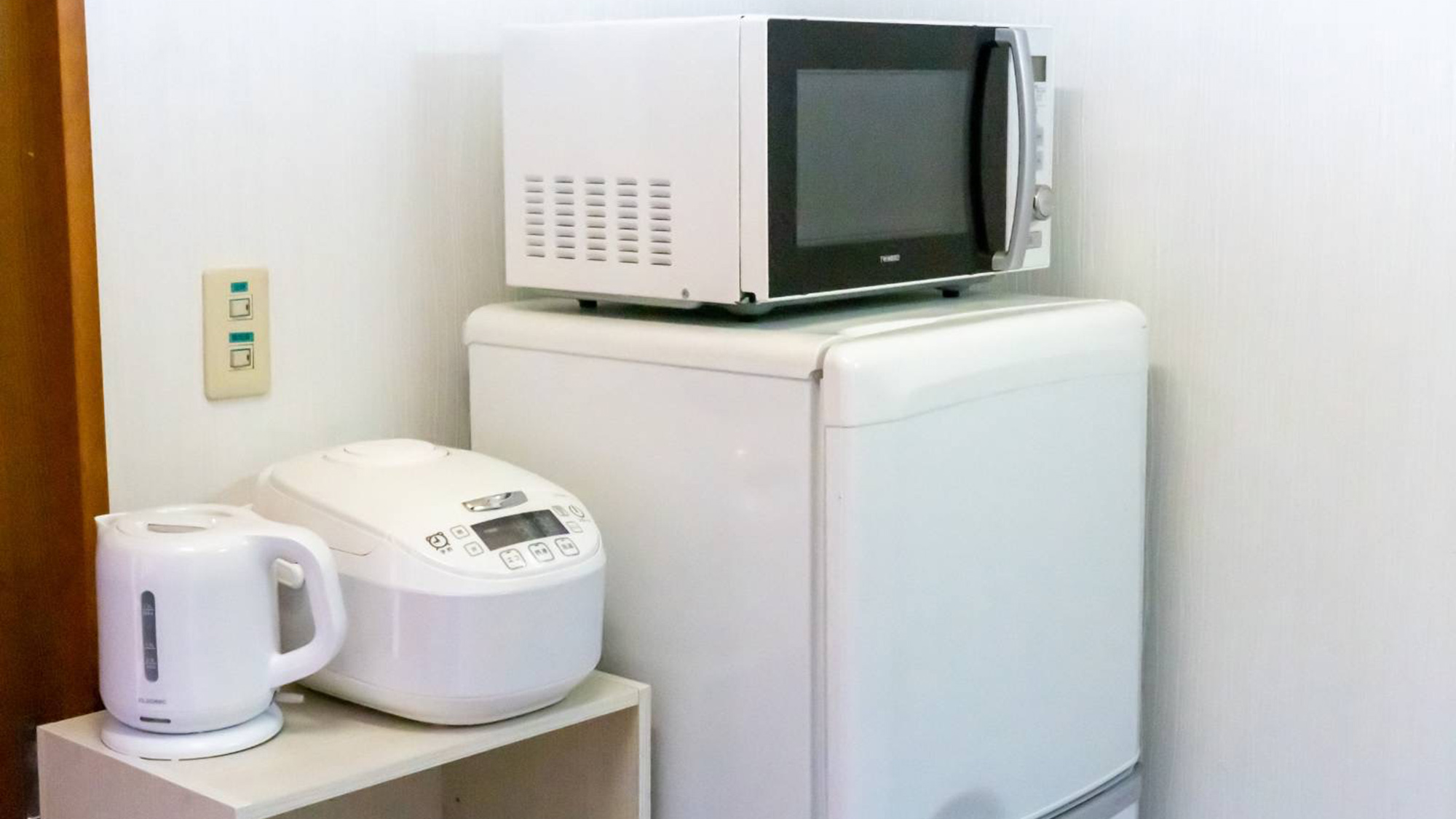 ・キッチン用品／空冷蔵庫・電子レンジ・湯沸かしポット・炊飯器を備えています。